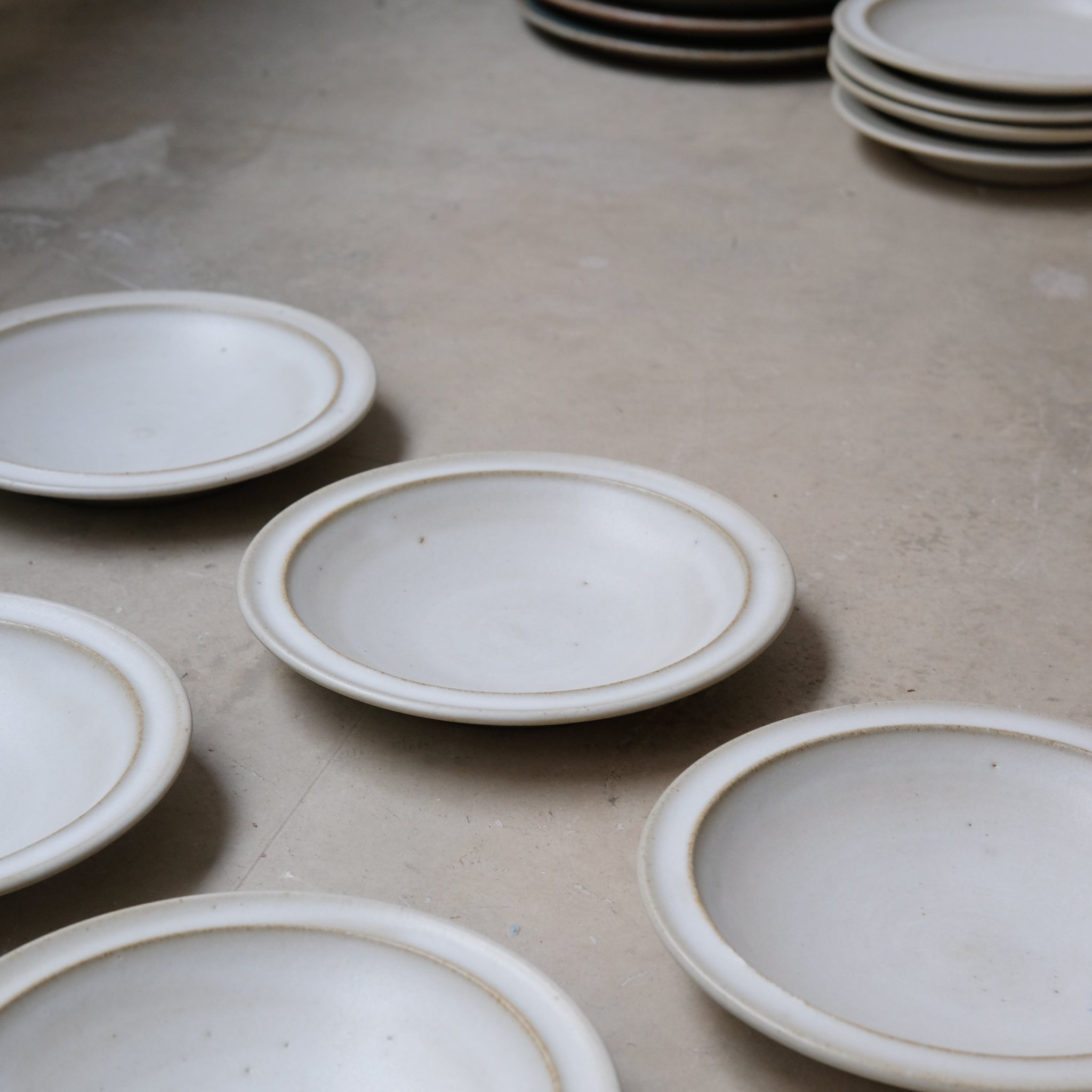 Assiette creuse en grès D17cm / Blanc cassé ar Malo chez Brutal