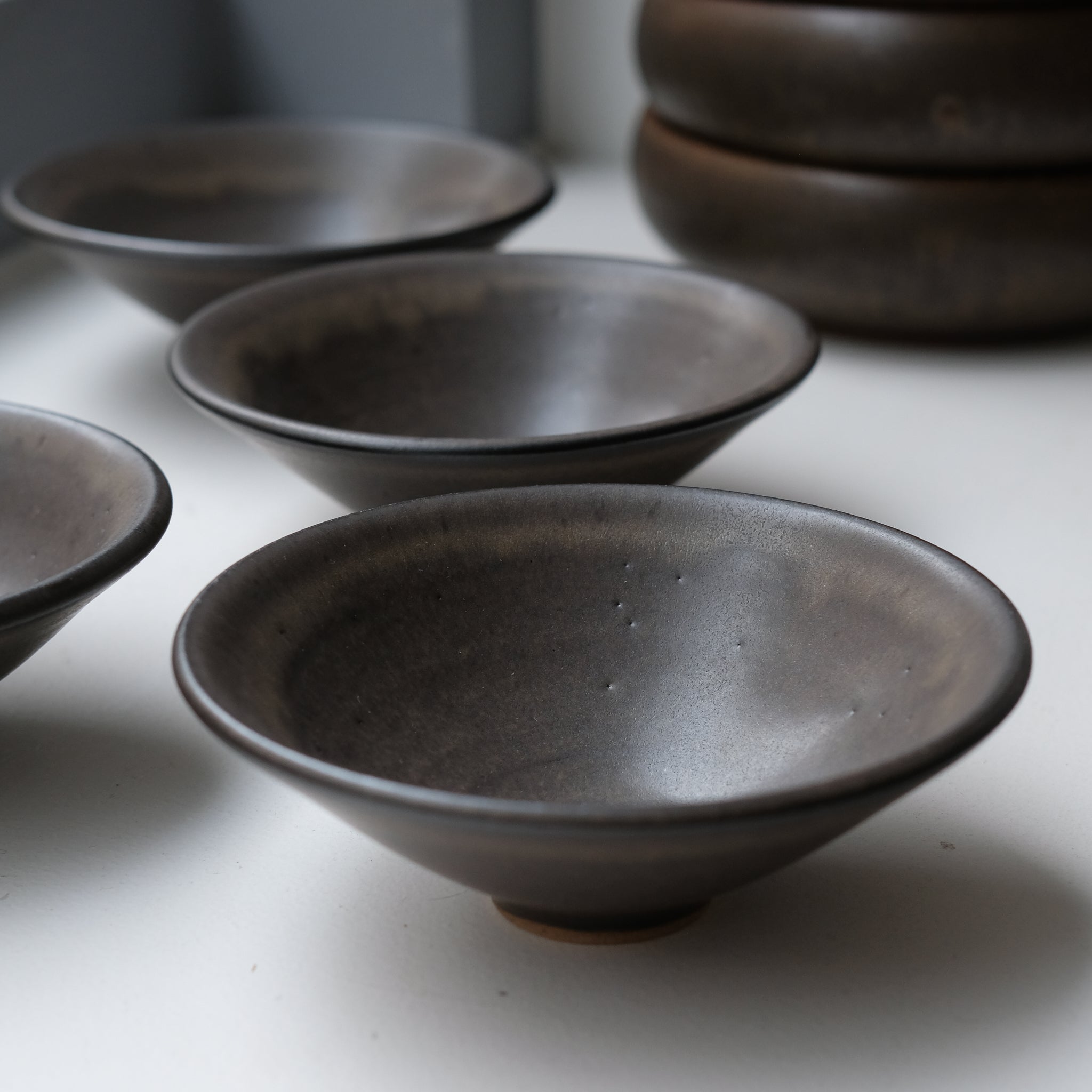 Coupelle en grès D14cm / Charbon par Malo chez Brutal Ceramics
