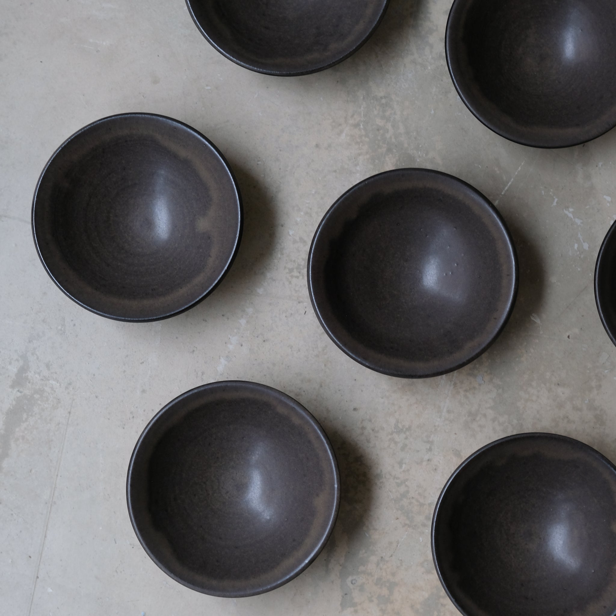Coupelle en grès D14cm / Charbon par Malo chez Brutal Ceramics