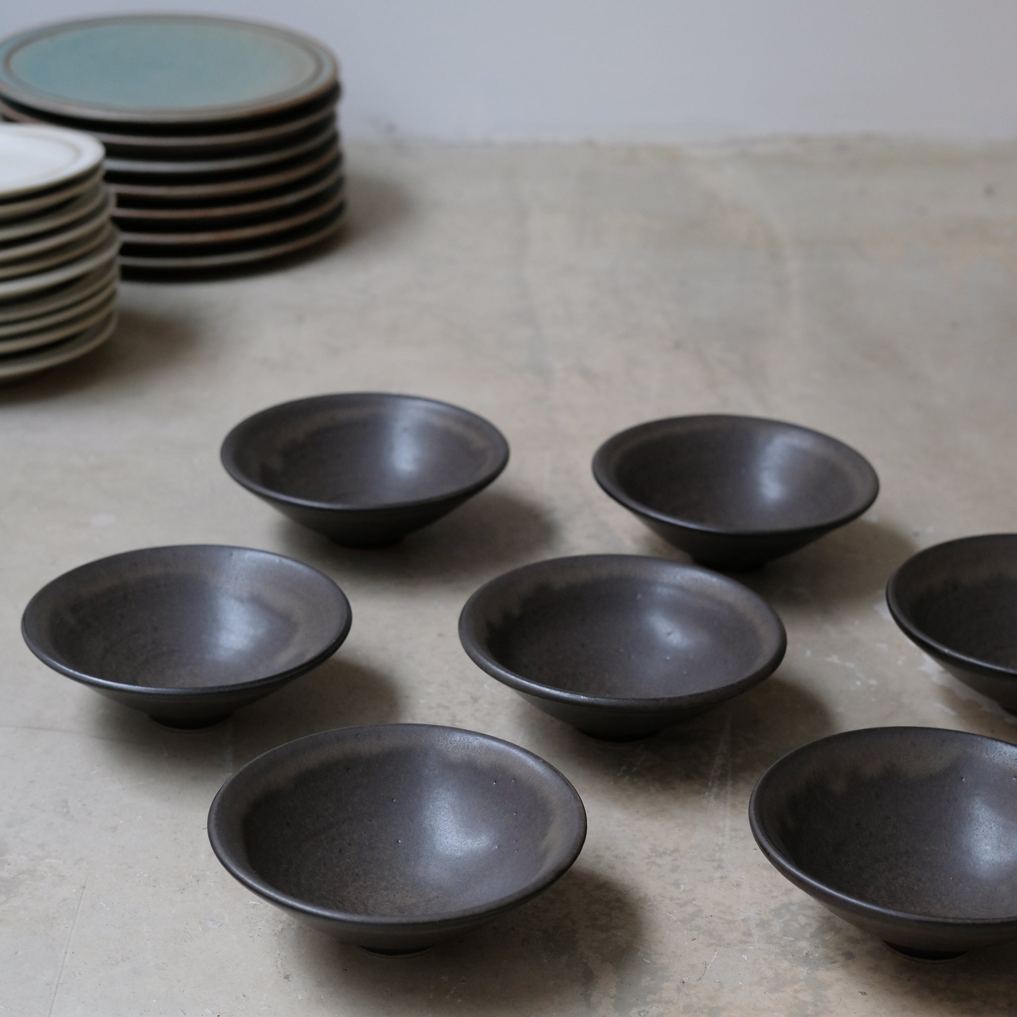 Coupelle en grès D14cm / Charbon par Malo chez Brutal Ceramics