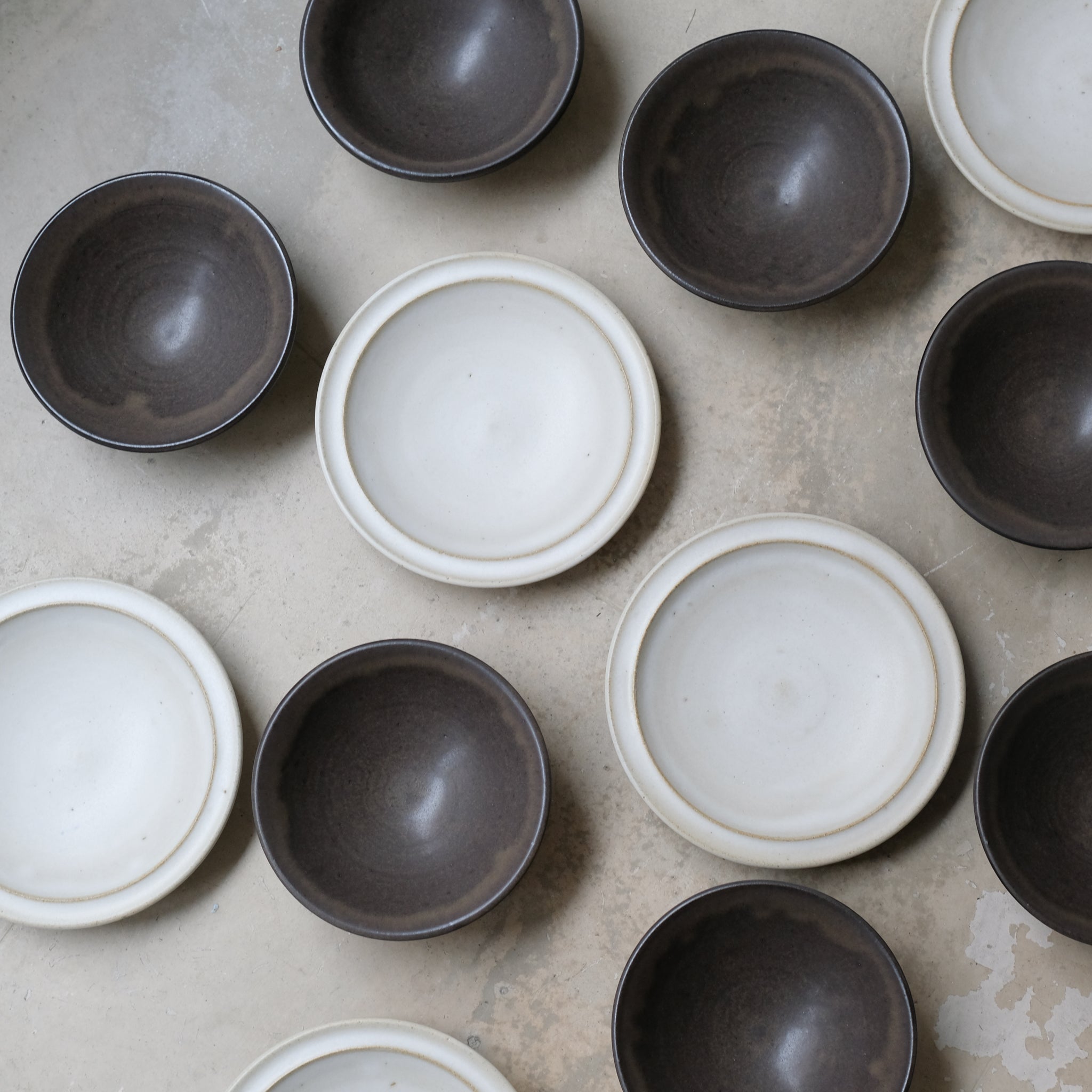 Coupelle en grès D14cm / Charbon par Malo chez Brutal Ceramics