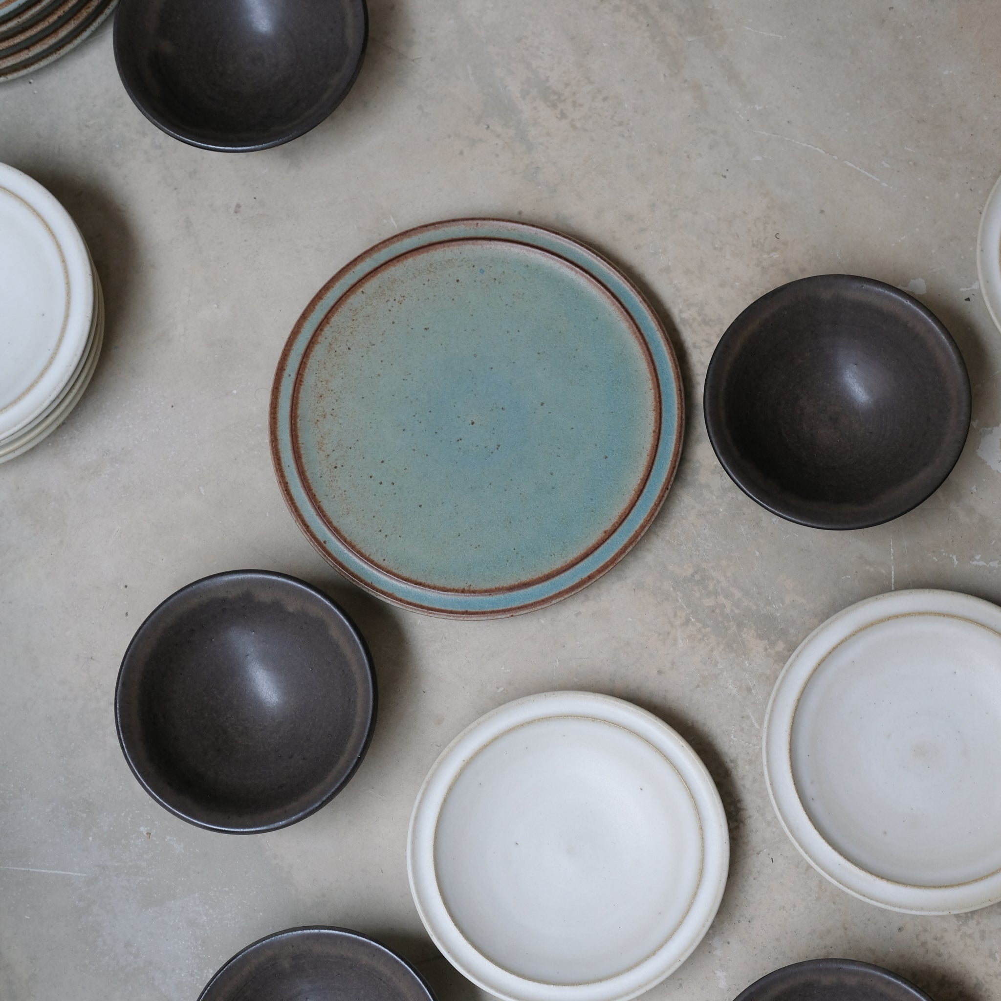 Assiette en Grès bleu-vert par Malo chez Brutal Ceramics
