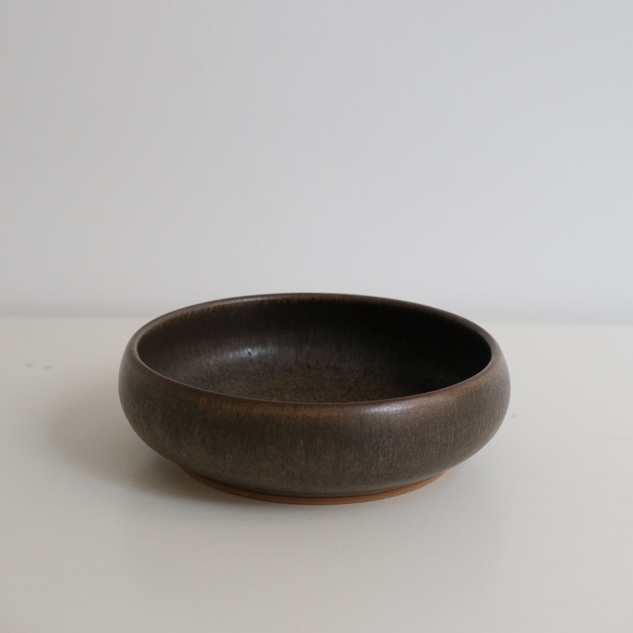 Bol Plat en Grès marron par Malo chez Brutal Ceramics