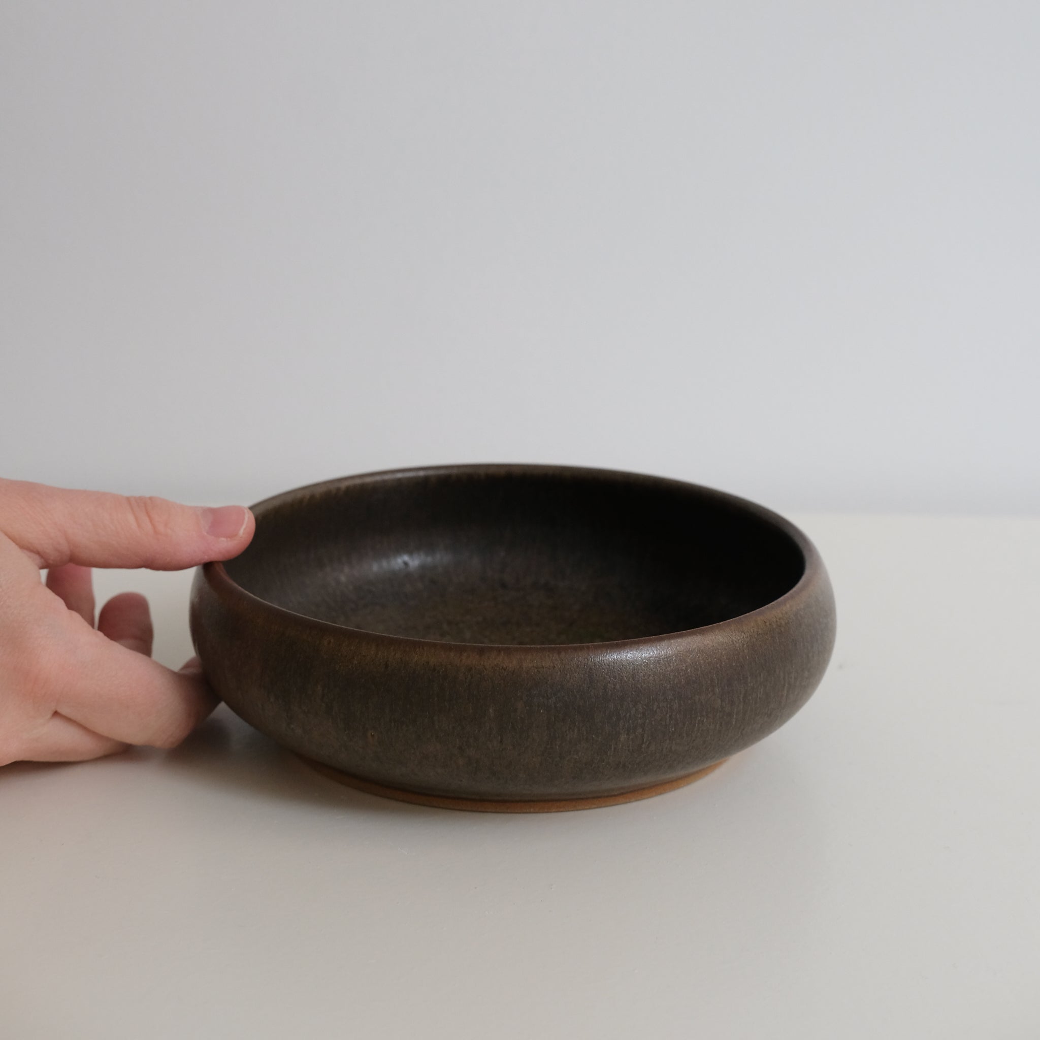 Bol Plat en Grès marron par Malo chez Brutal Ceramics