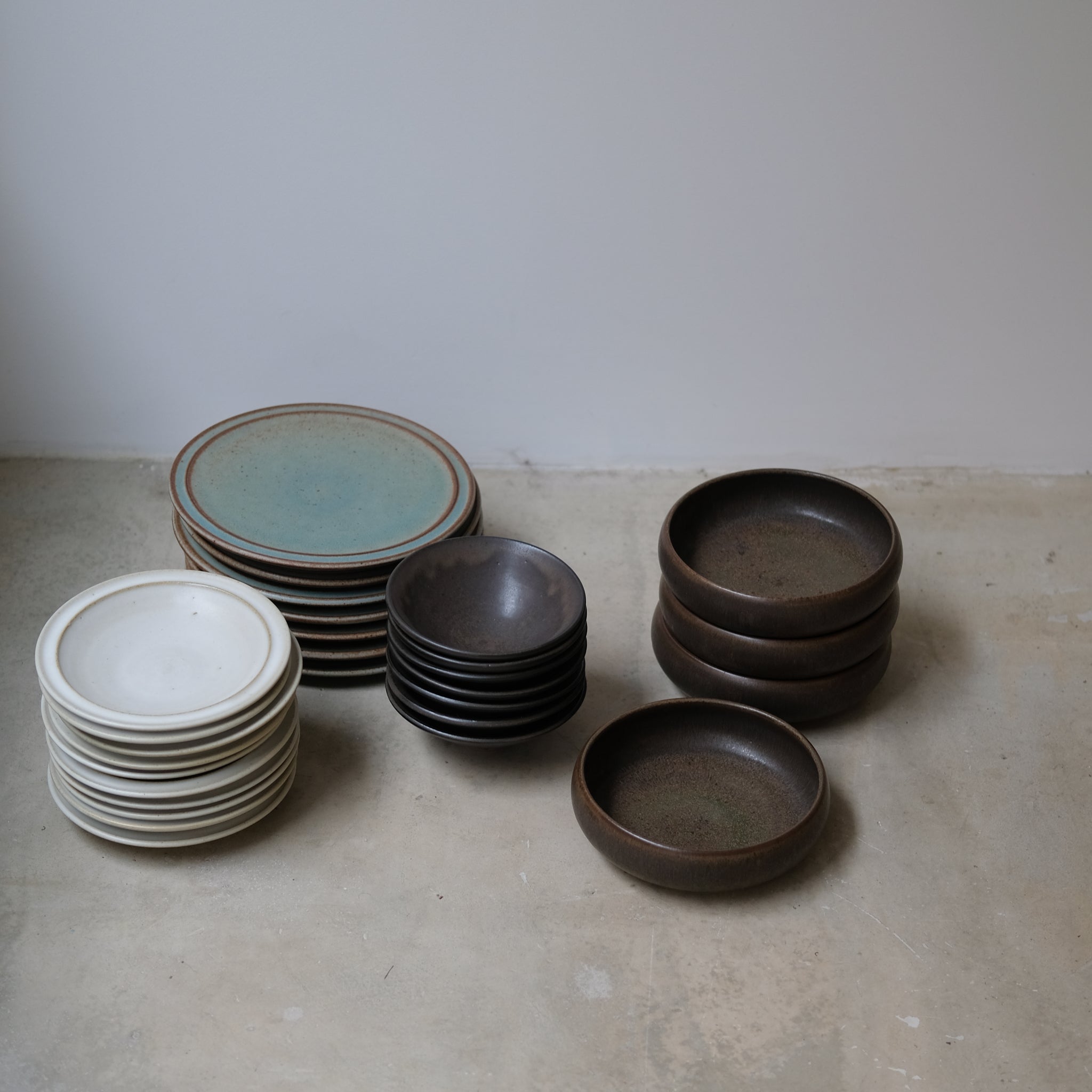 Assiette en Grès bleu-vert par Malo chez Brutal Ceramics