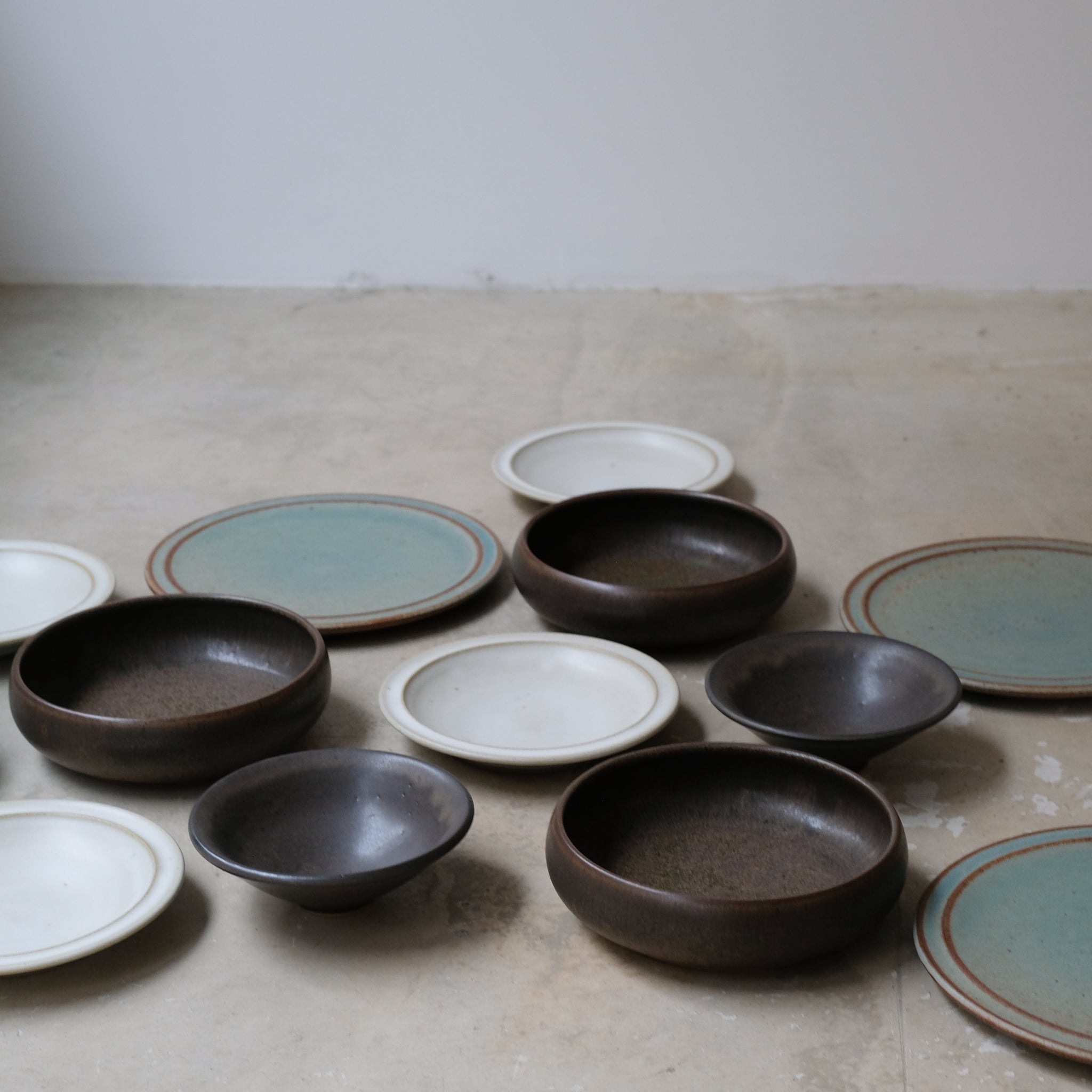 Bol Plat en Grès marron par Malo chez Brutal Ceramics
