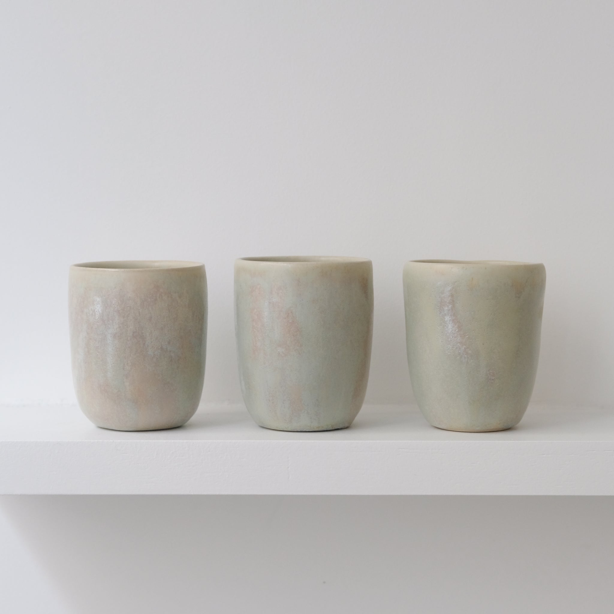 Tasse en grès blanc 200ml - Vert irisé d'Origine Ceramique chez Brutal Ceramics