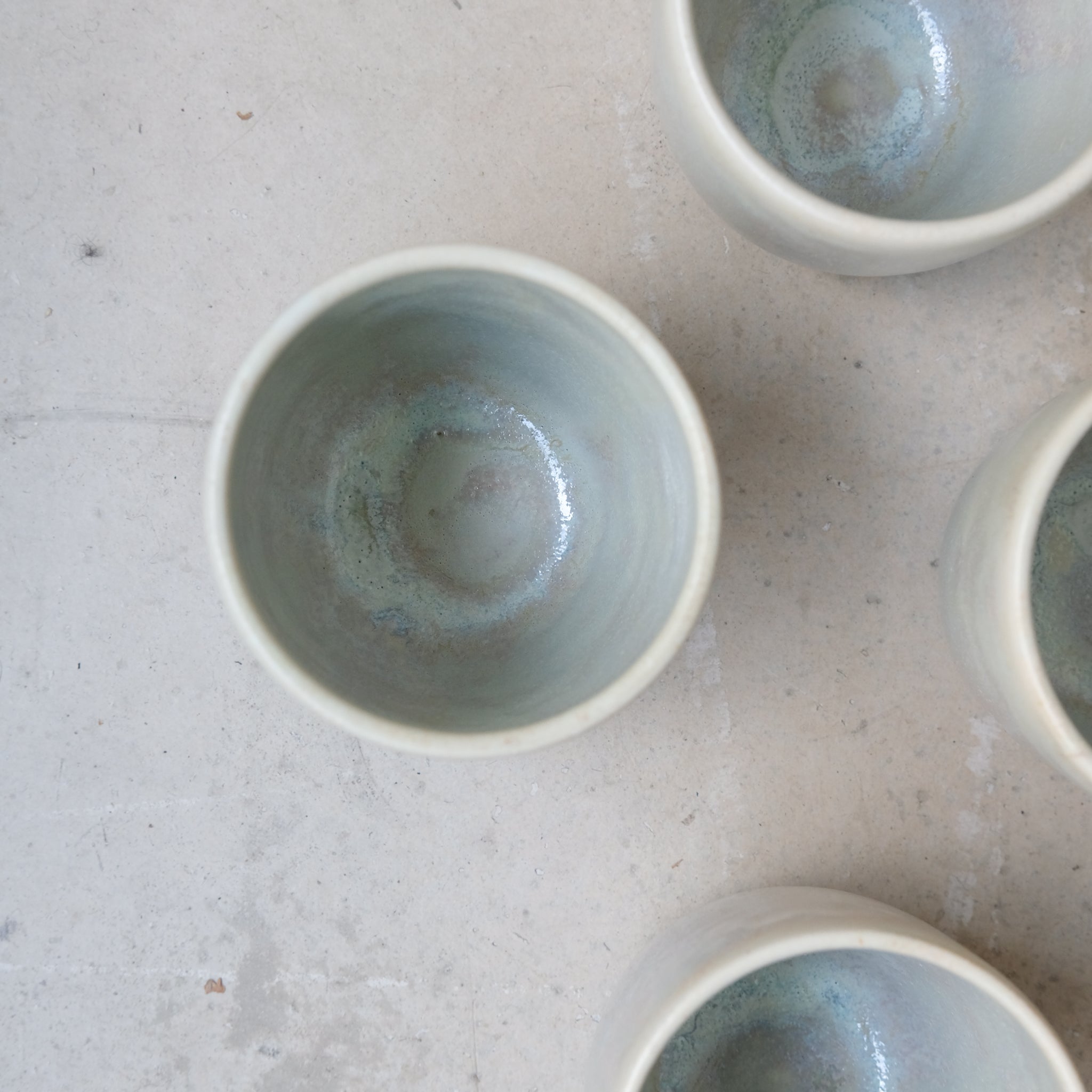 Tasse en grès blanc 200ml - Vert irisé d'Origine Ceramique chez Brutal Ceramics