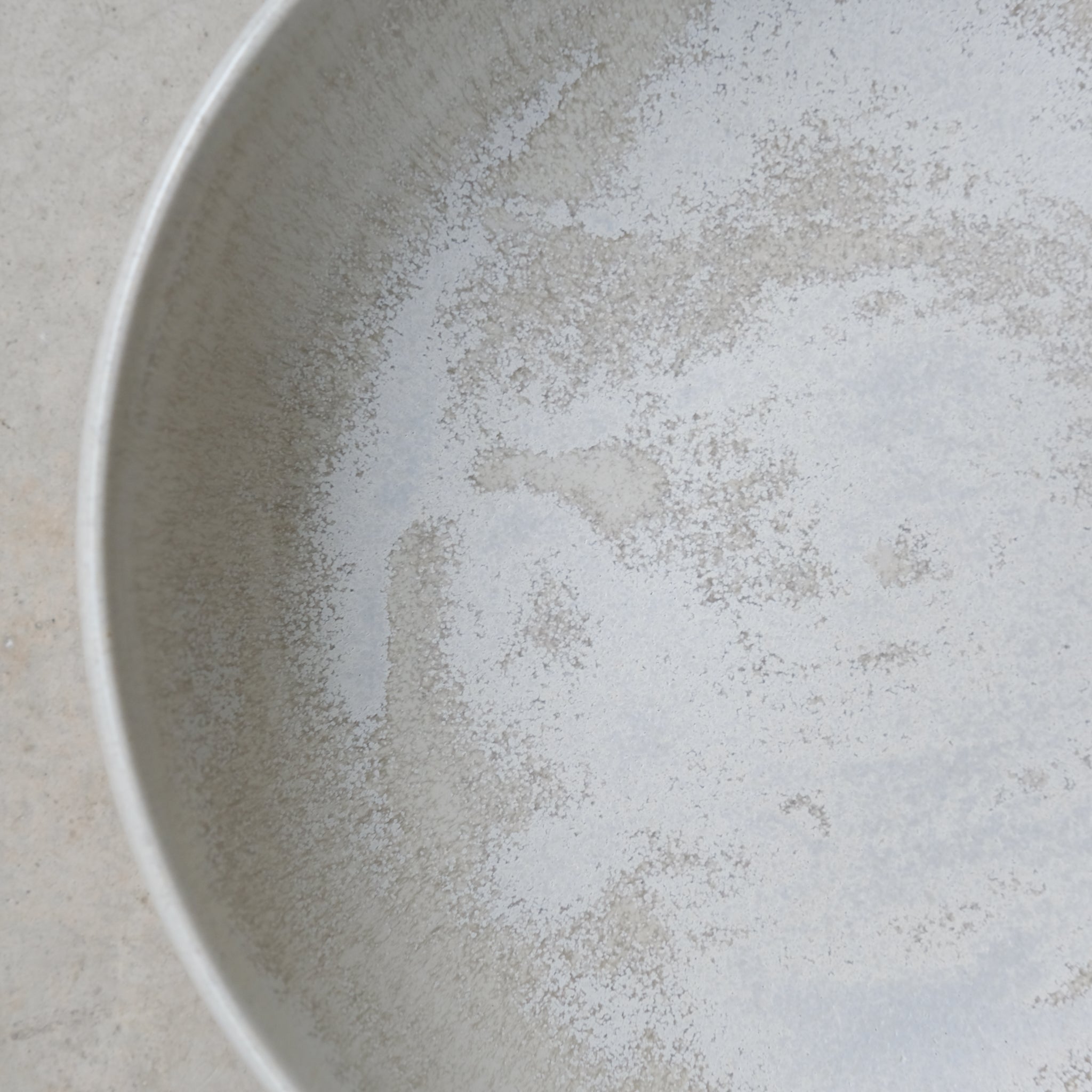 Assiette creuse D 20,5cm - Blanc givré d'Origine Ceramique chez Brutal Ceramics