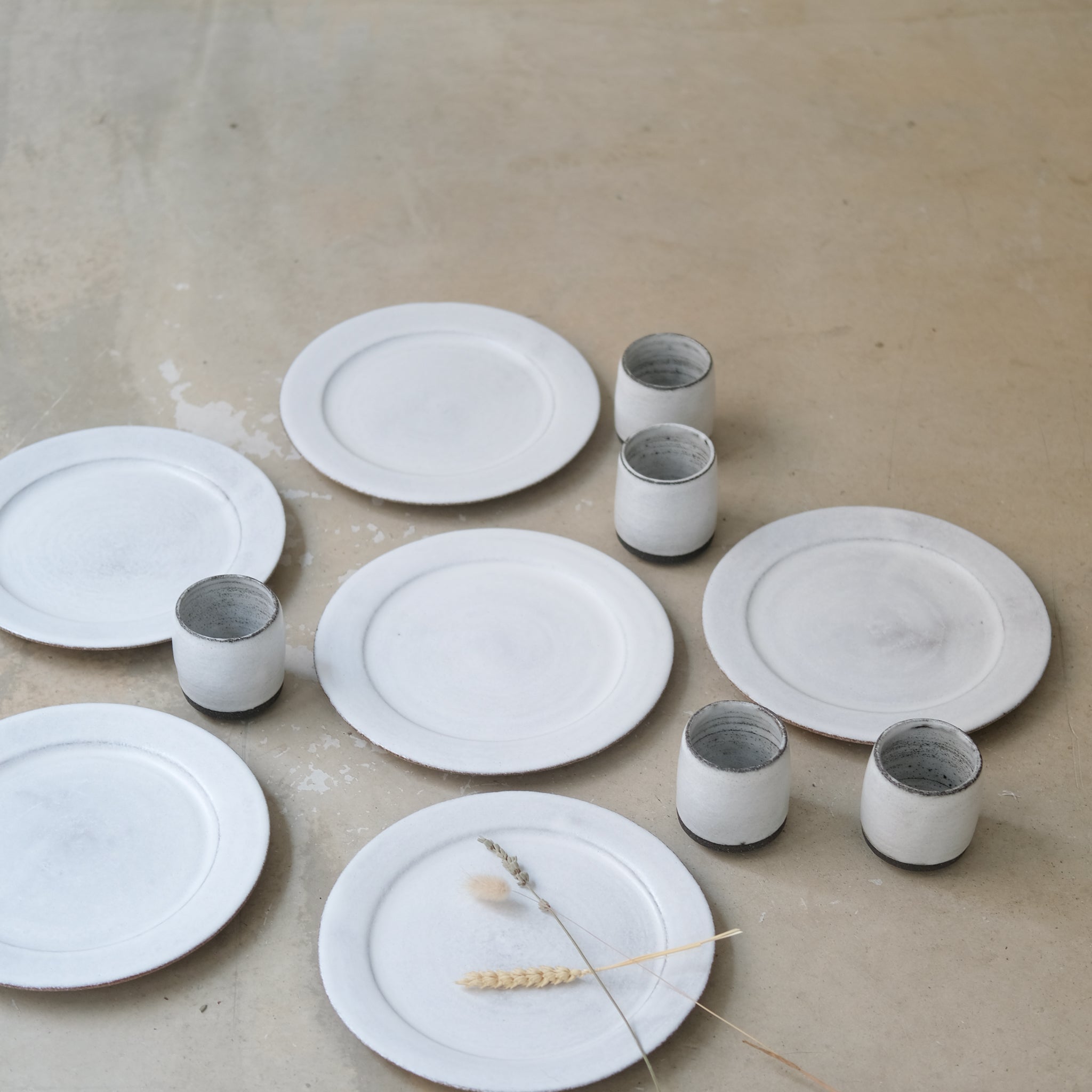 Assiette en grès chamotté D 22cm - Blanc de PepperClay chez Brutal Ceramics