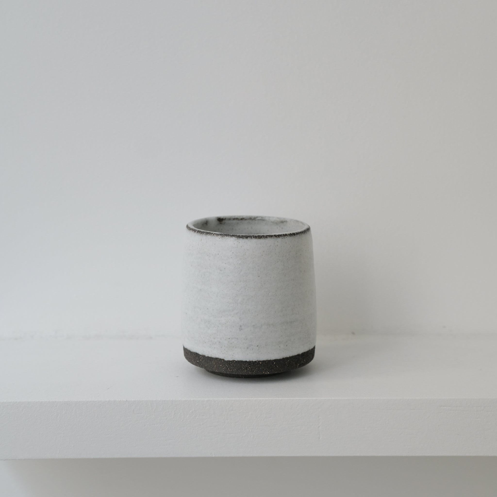 Tasse en grès chamotté 150ml - Blanc de PepperClay chez Brutal Ceramics