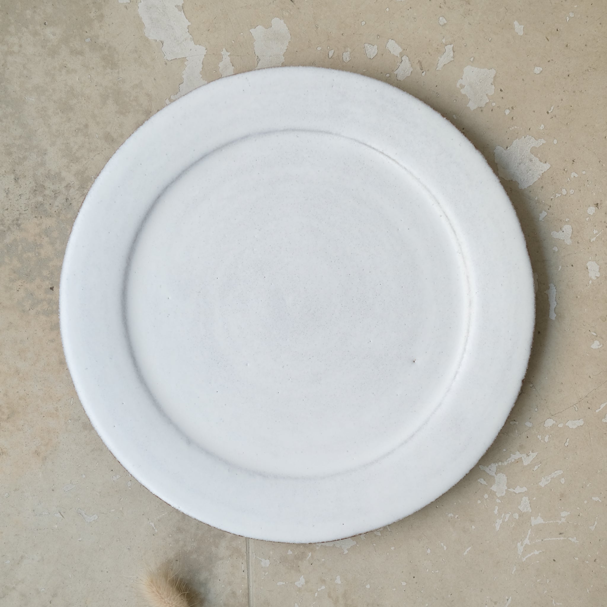 Assiette en grès chamotté D 22cm - Blanc de PepperClay chez Brutal Ceramics