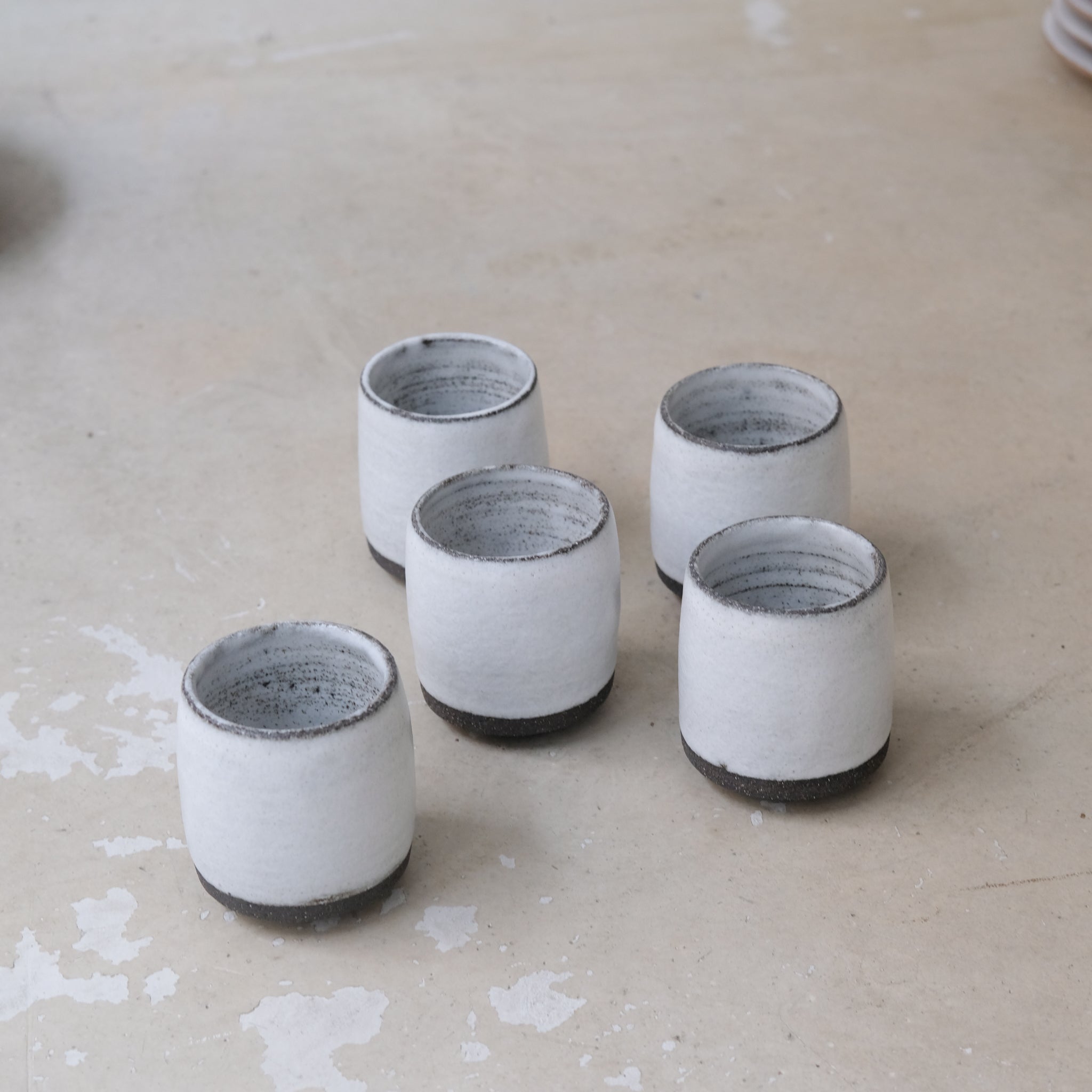 Tasse en grès chamotté 150ml - Blanc de PepperClay chez Brutal Ceramics
