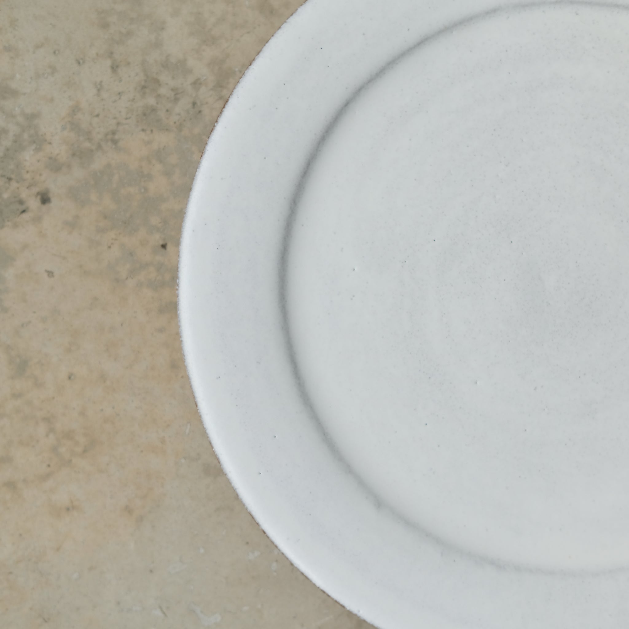 Assiette en grès chamotté D 22cm - Blanc de PepperClay chez Brutal Ceramics