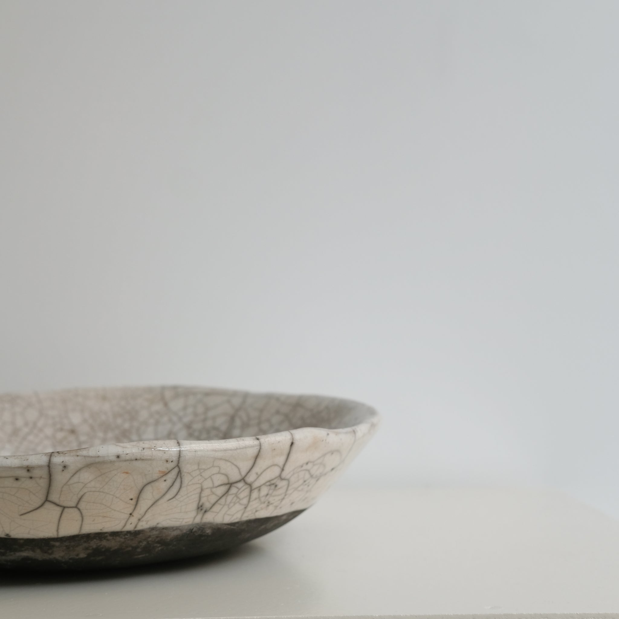 Coupe D34cm Raku en grès par la céramiste Potry chez Brutal Ceramics