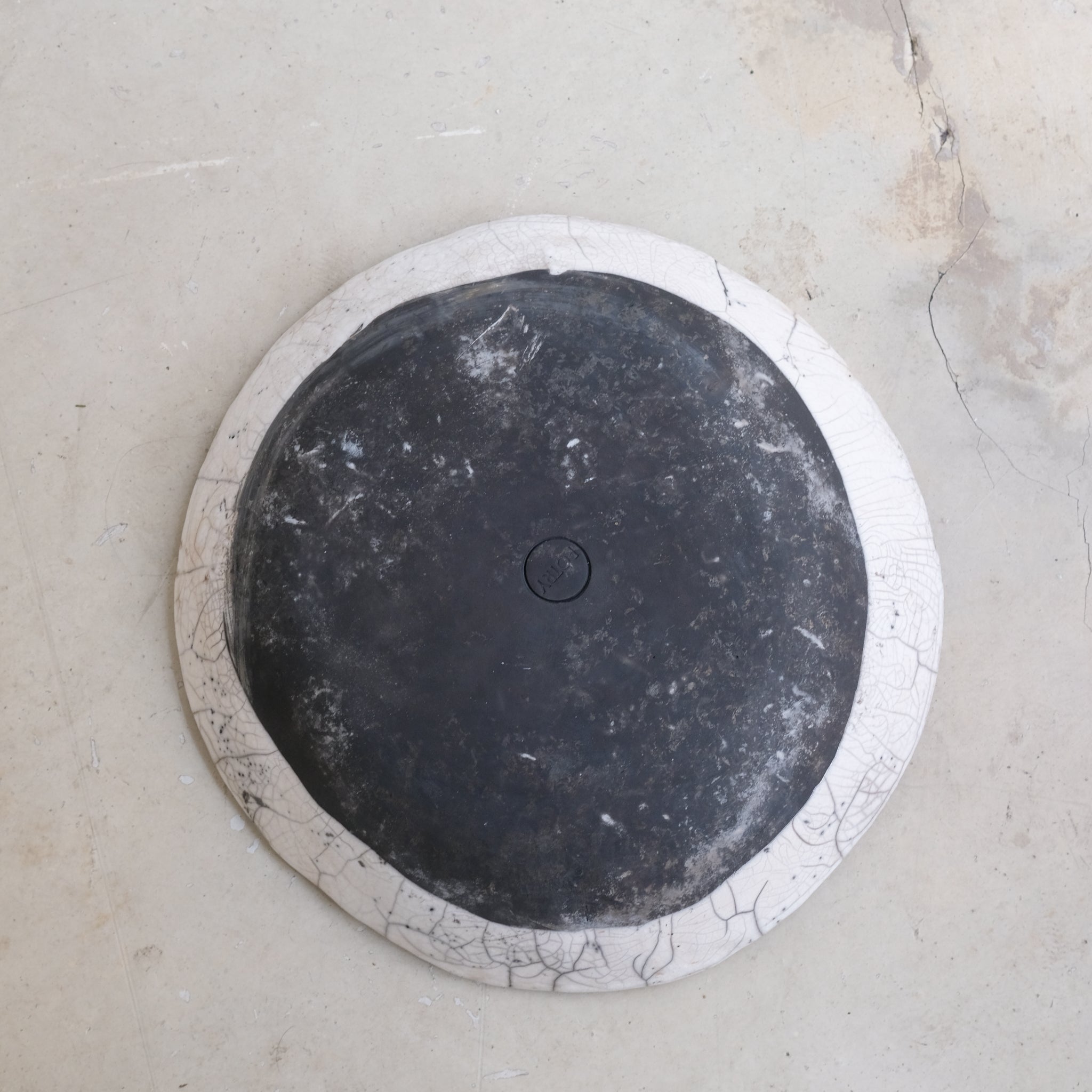 Coupe D34cm Raku en grès par la céramiste Potry chez Brutal Ceramics
