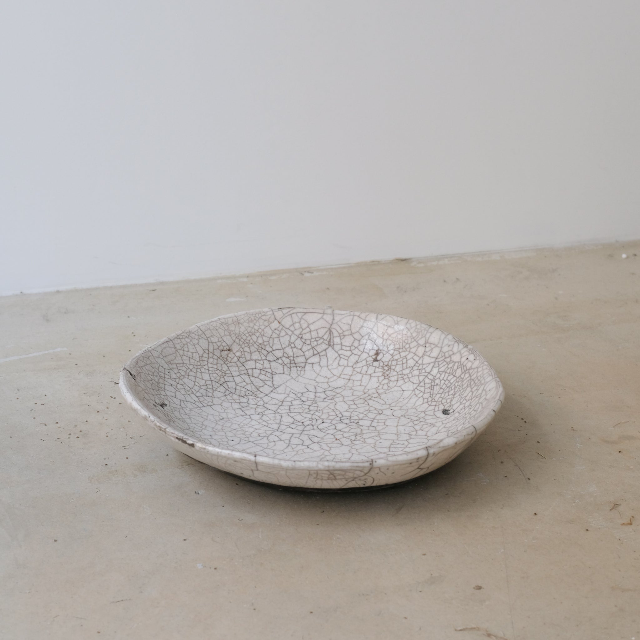 Coupe D34cm Raku en grès par la céramiste Potry chez Brutal Ceramics