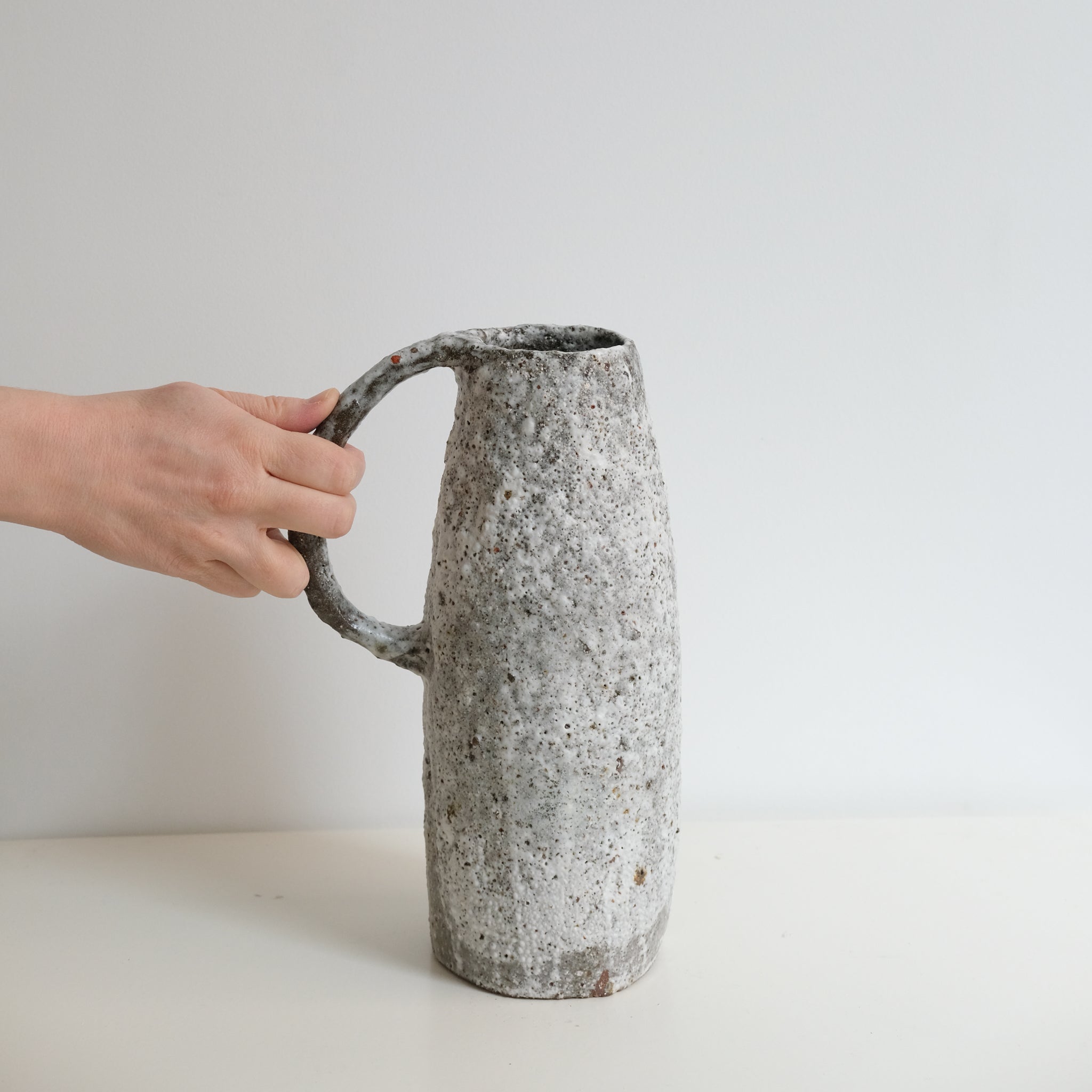 Vase en terre du Fuilet H 28cm - Blanc gris de Potry chez Brutal