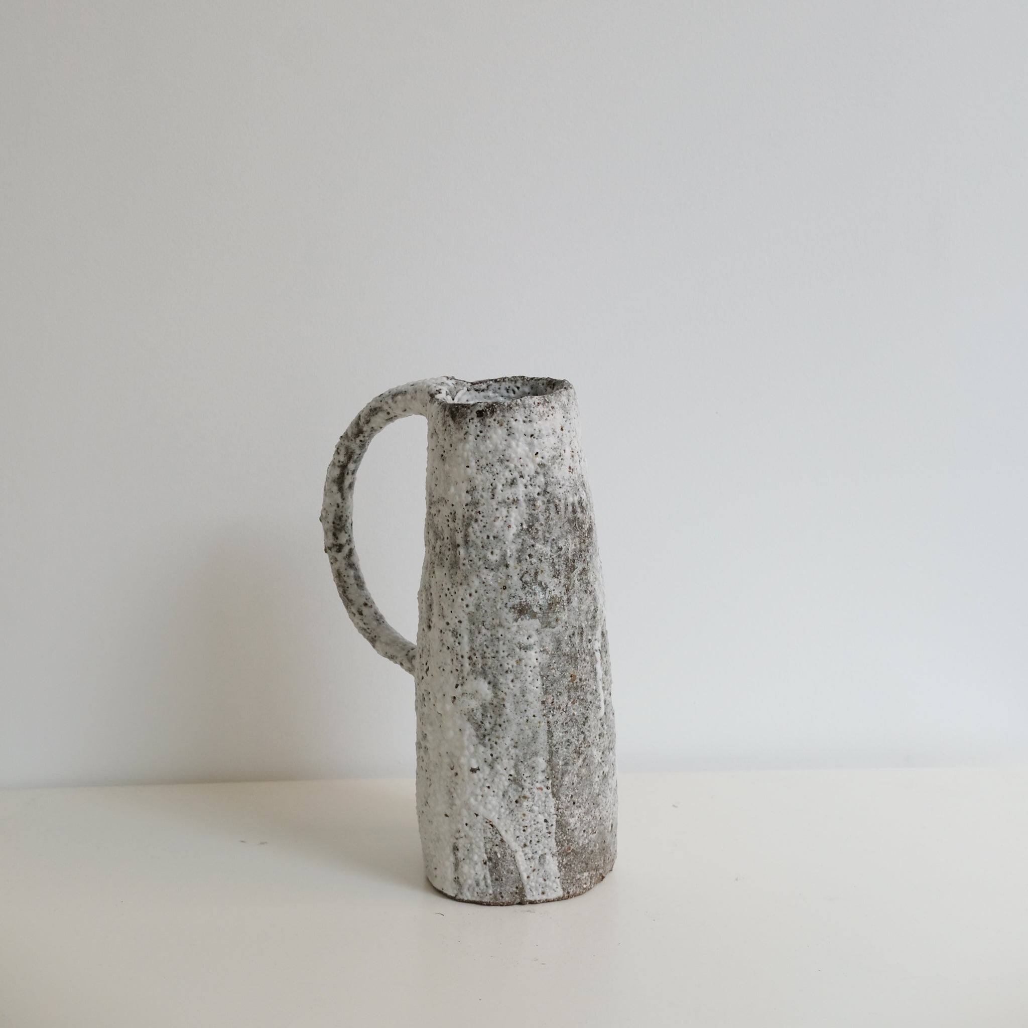 Vase en terre de fuilet H24,5cm par la céramiste Potry chez Brutal Ceramics