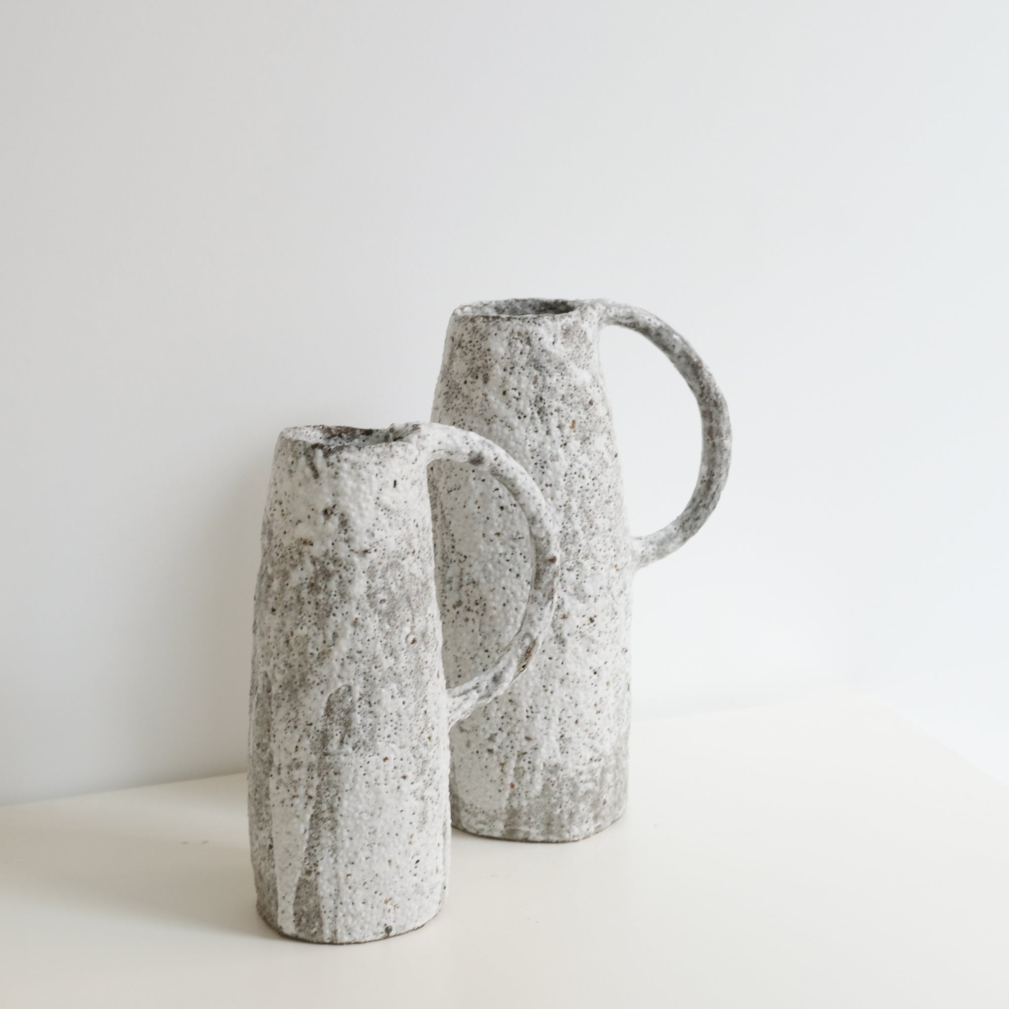 Vase en terre de fuilet H24,5cm par la céramiste Potry chez Brutal Ceramics