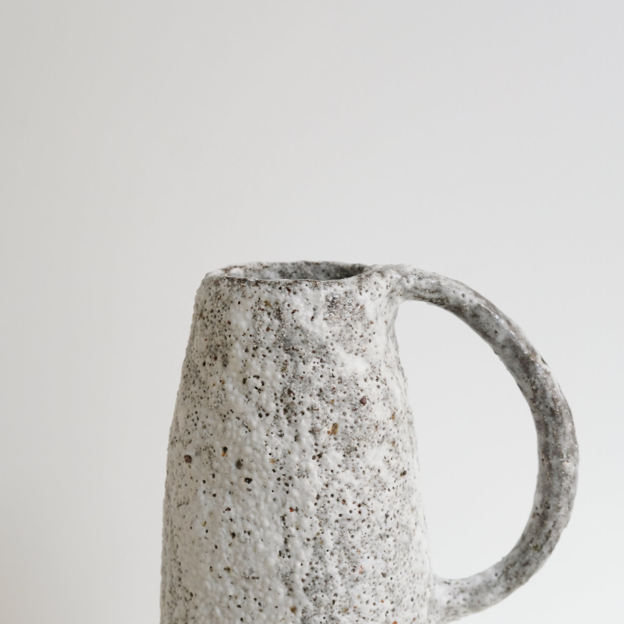 Vase en terre du Fuilet H 28cm - Blanc gris de Potry chez Brutal Ceramics
