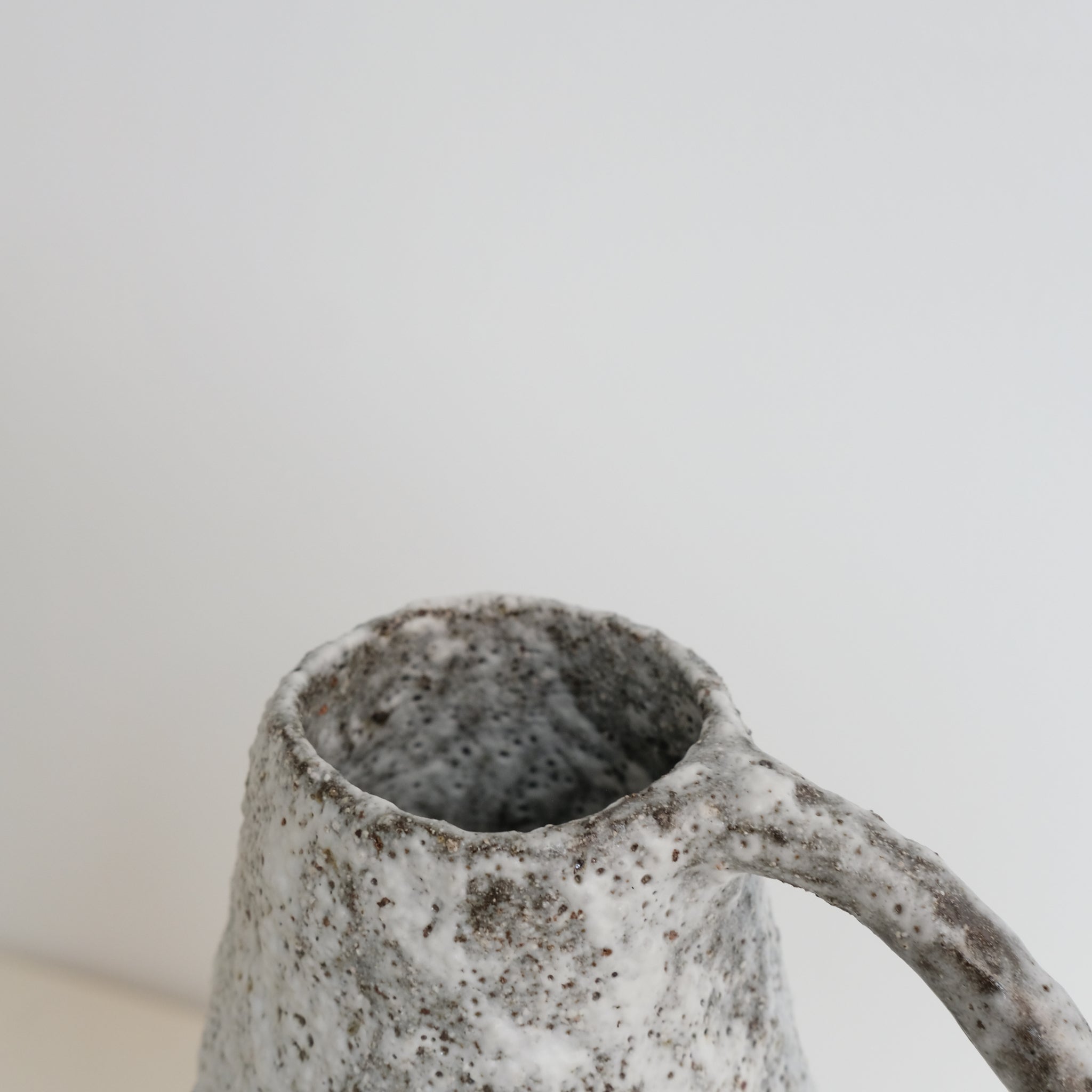 Vase en terre de fuilet H24,5cm par la céramiste Potry chez Brutal Ceramics