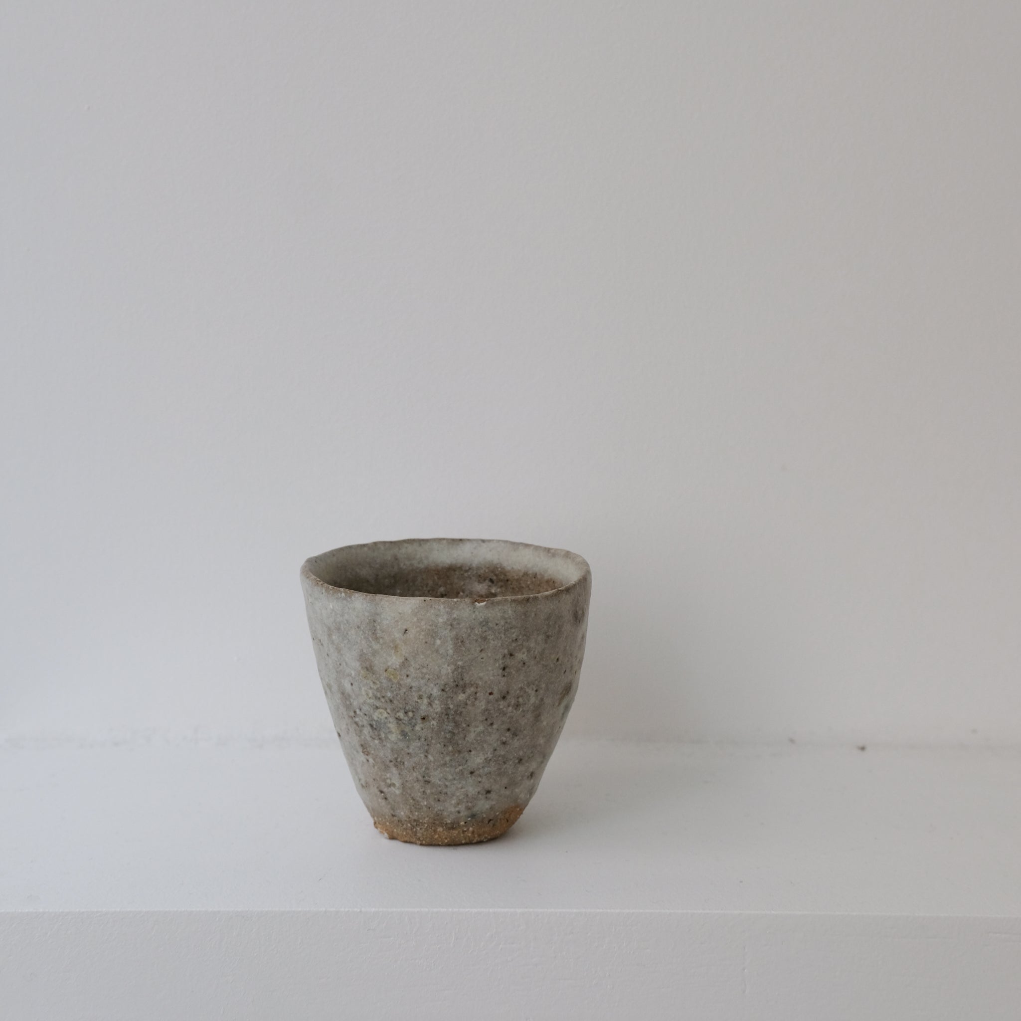 Tasse en terre glanée 80ml par la céramiste Potry chez Brutal Ceramics