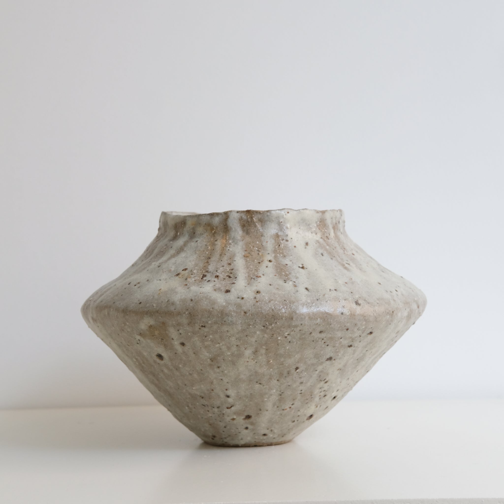 Vase en terre glanée H 17cm - Blanc gris de Potry chez Brutal Ceramics