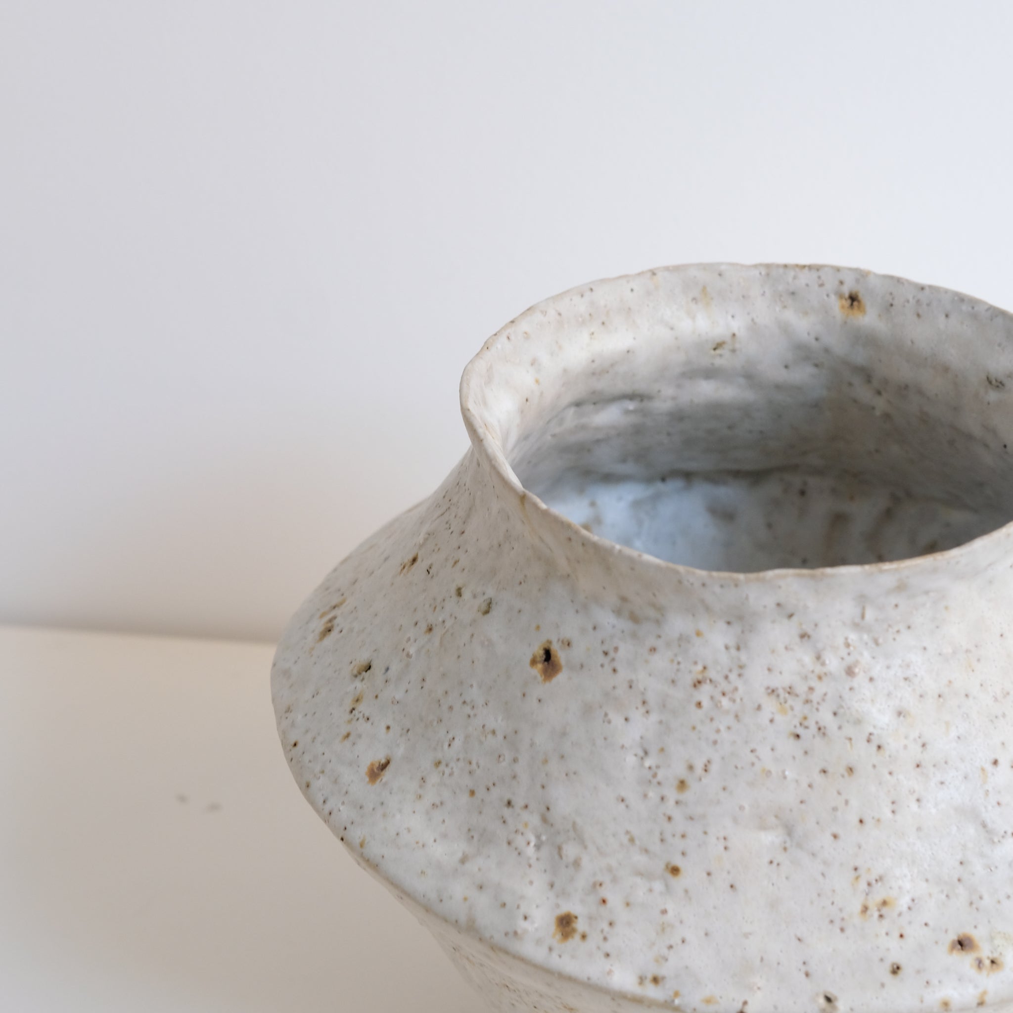 Vase en terre glanée H 21cm - Blanc roux moucheté de Potry chez Brutal Ceramics