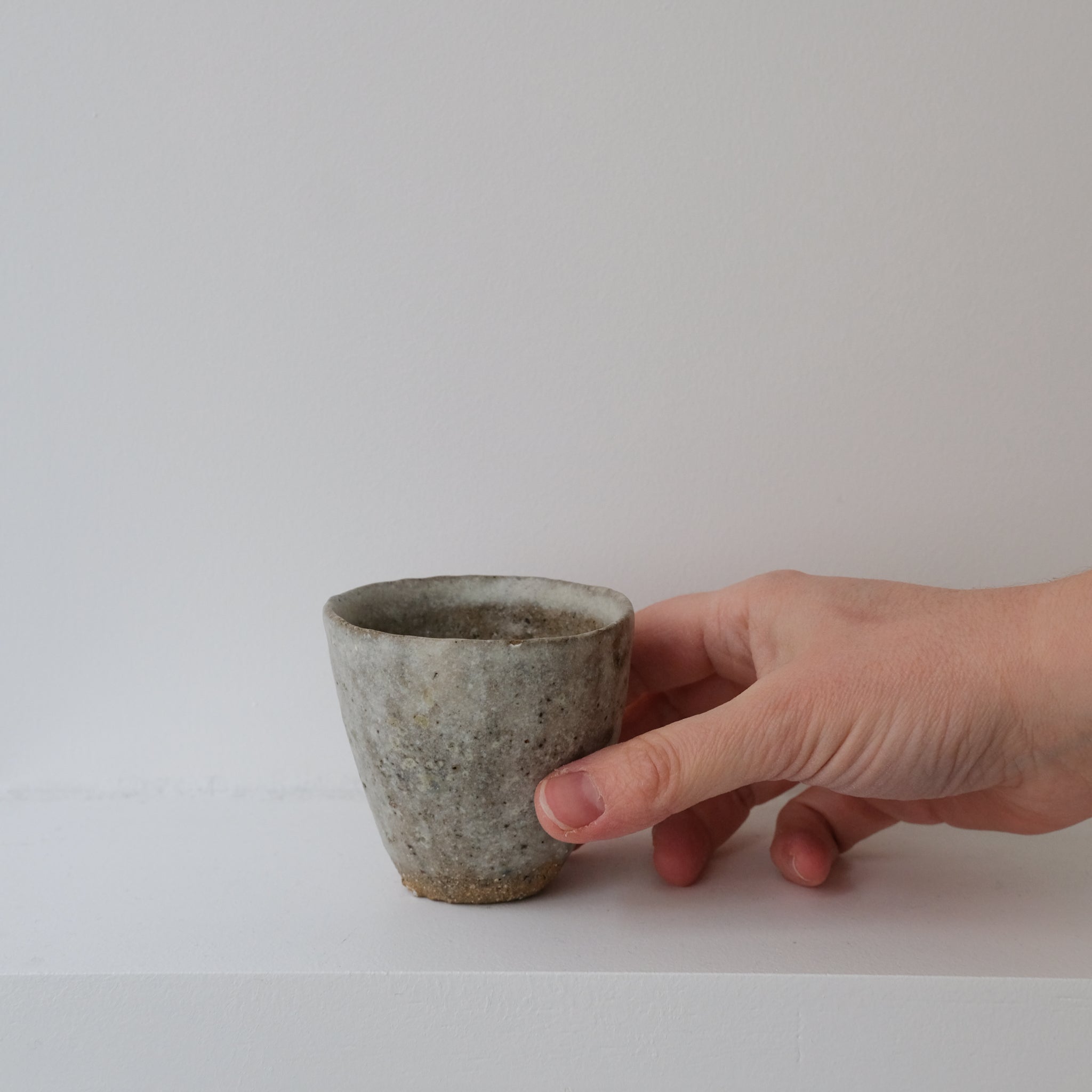 Tasse en terre glanée 80ml par la céramiste Potry chez Brutal Ceramics