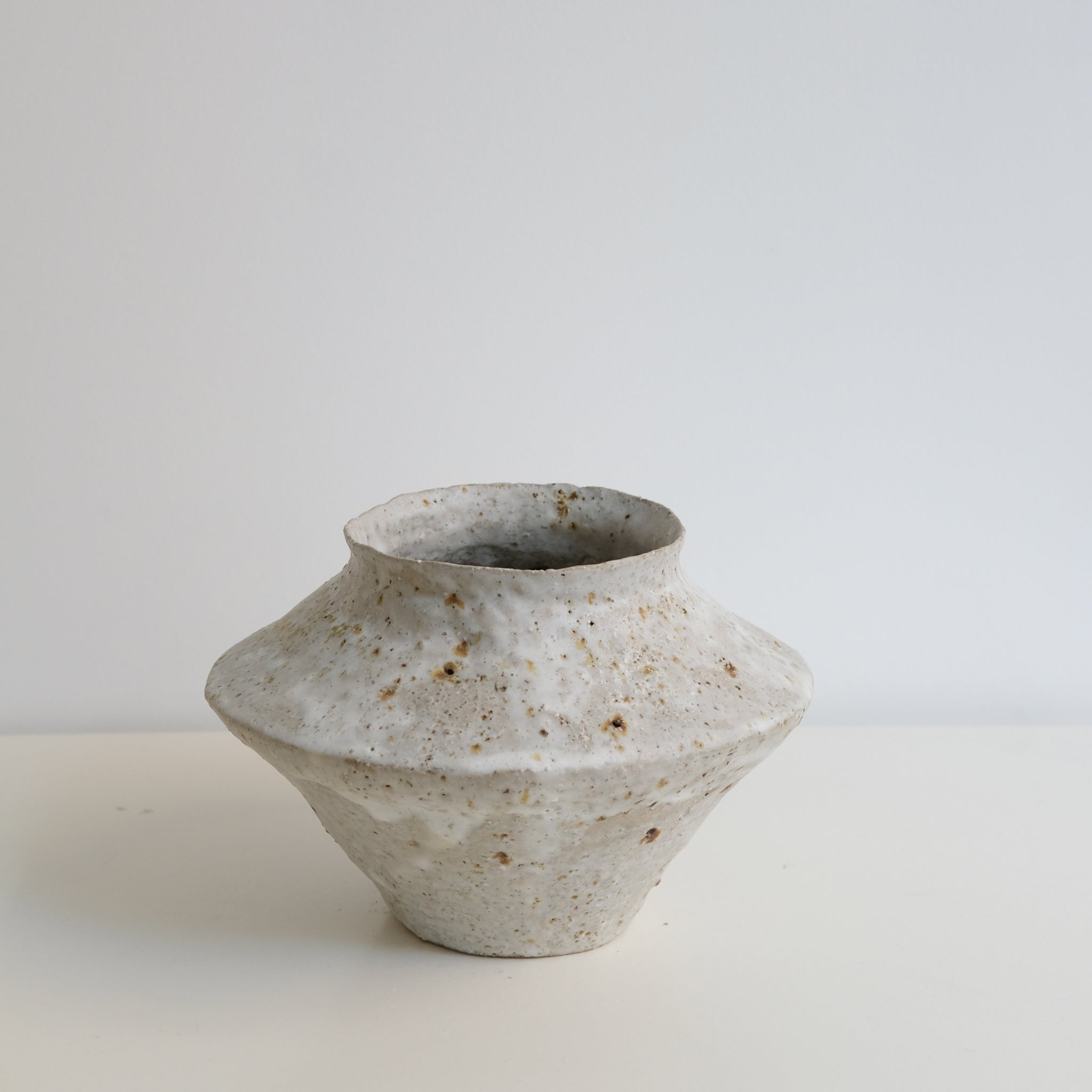 Vase en terre glanée H 14cm - Blanc roux moucheté de Potry chez Brutal Ceramics
