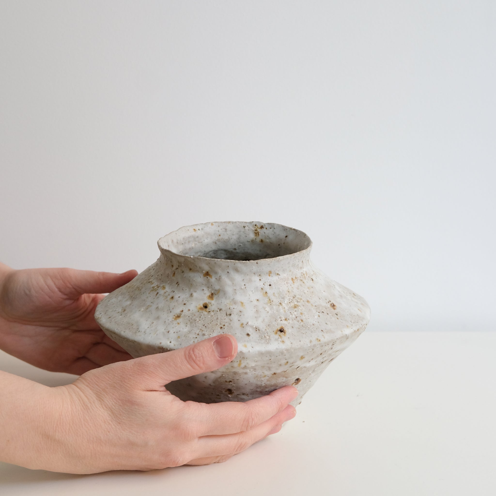 Vase en terre glanée H 14cm - Blanc roux moucheté de Potry chez Brutal Ceramics