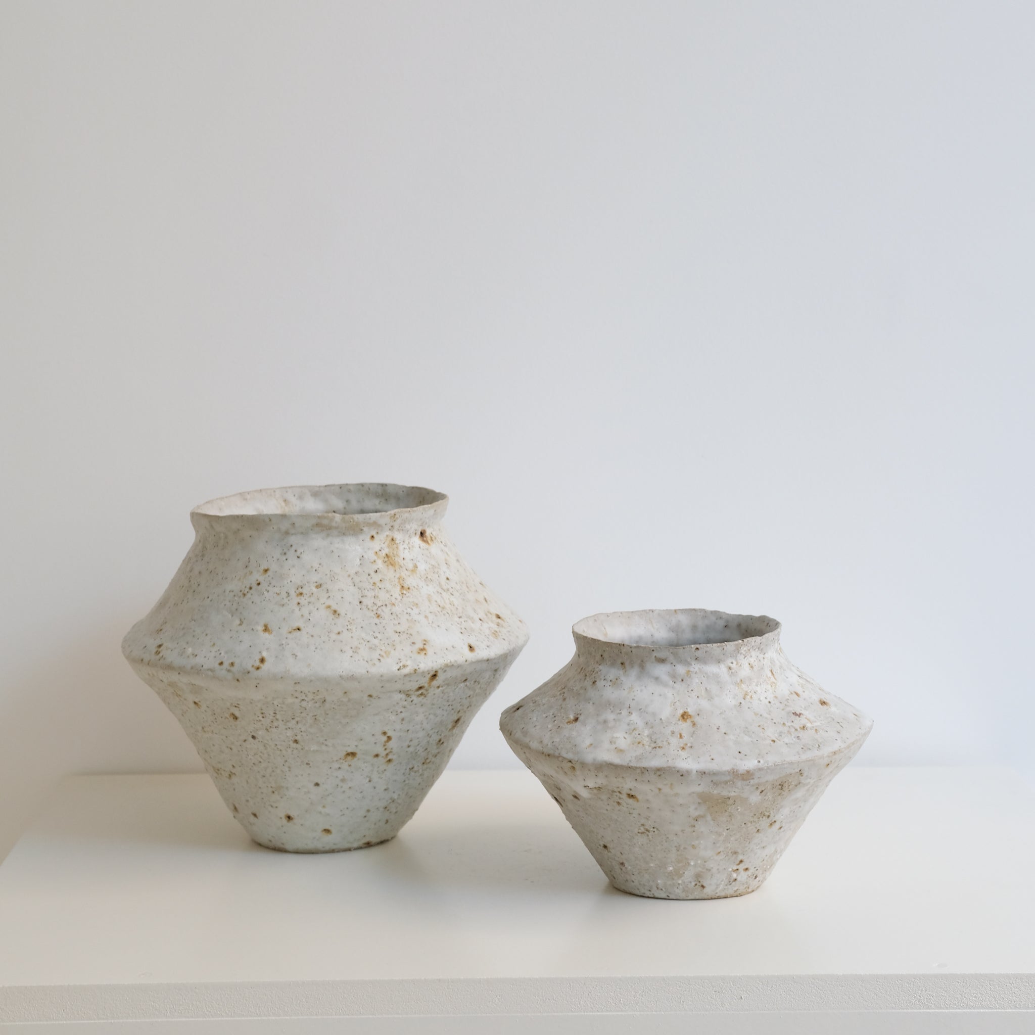 Vase en terre glanée H 14cm - Blanc roux moucheté de Potry chez Brutal Ceramics