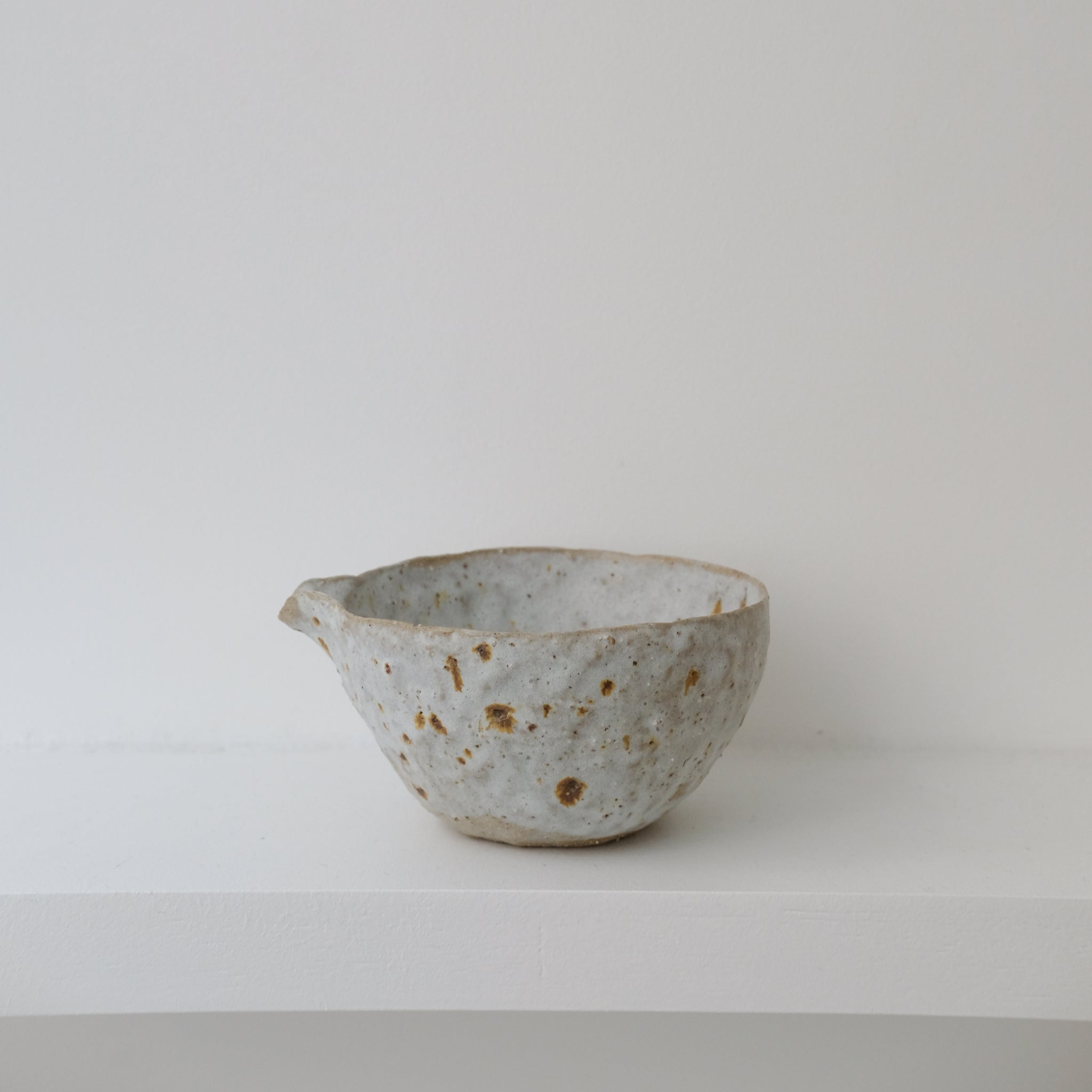 Verseuse 200ml en terre glanée par la céramiste Potry chez Brutal Ceramics