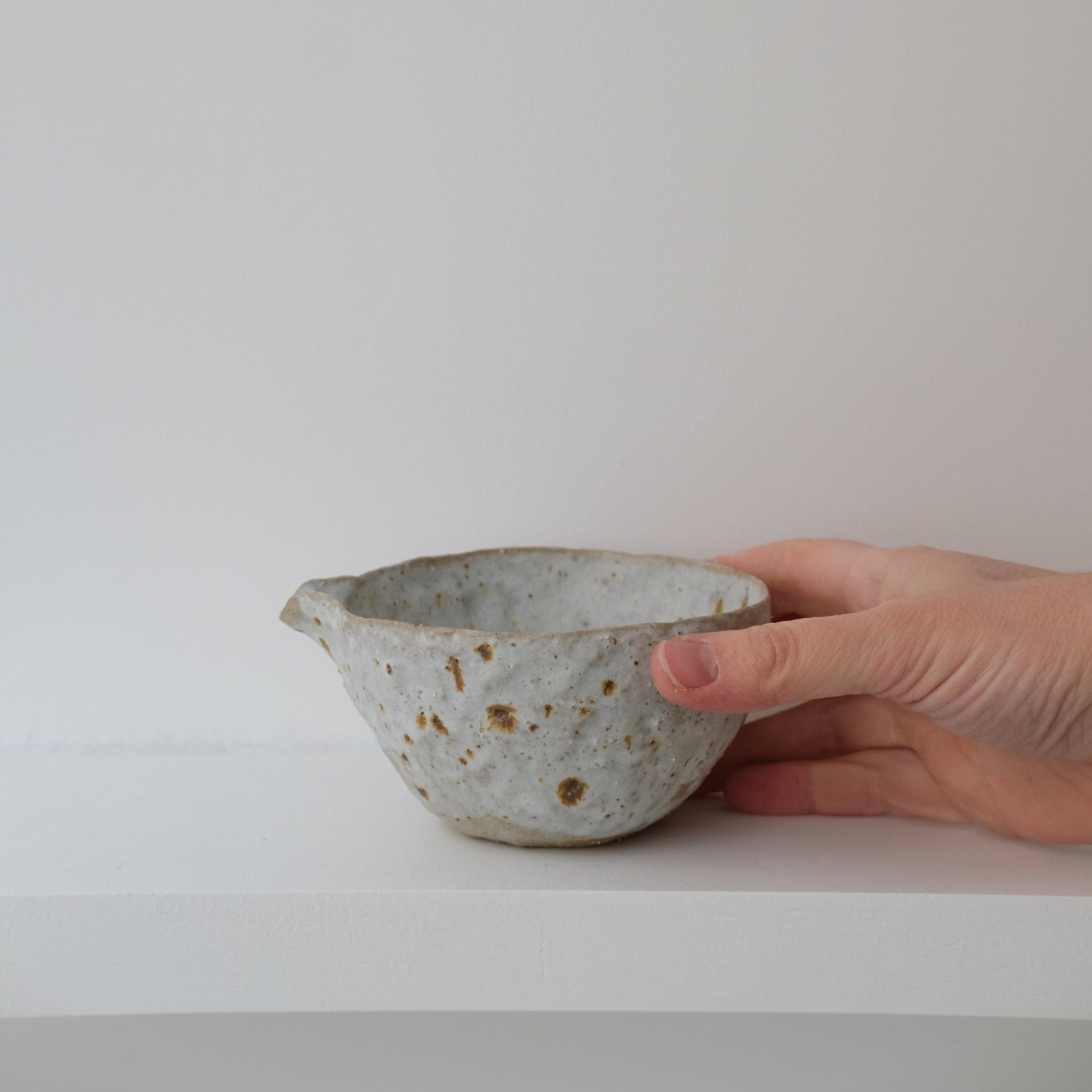 Verseuse 200ml en terre glanée par la céramiste Potry chez Brutal Ceramics