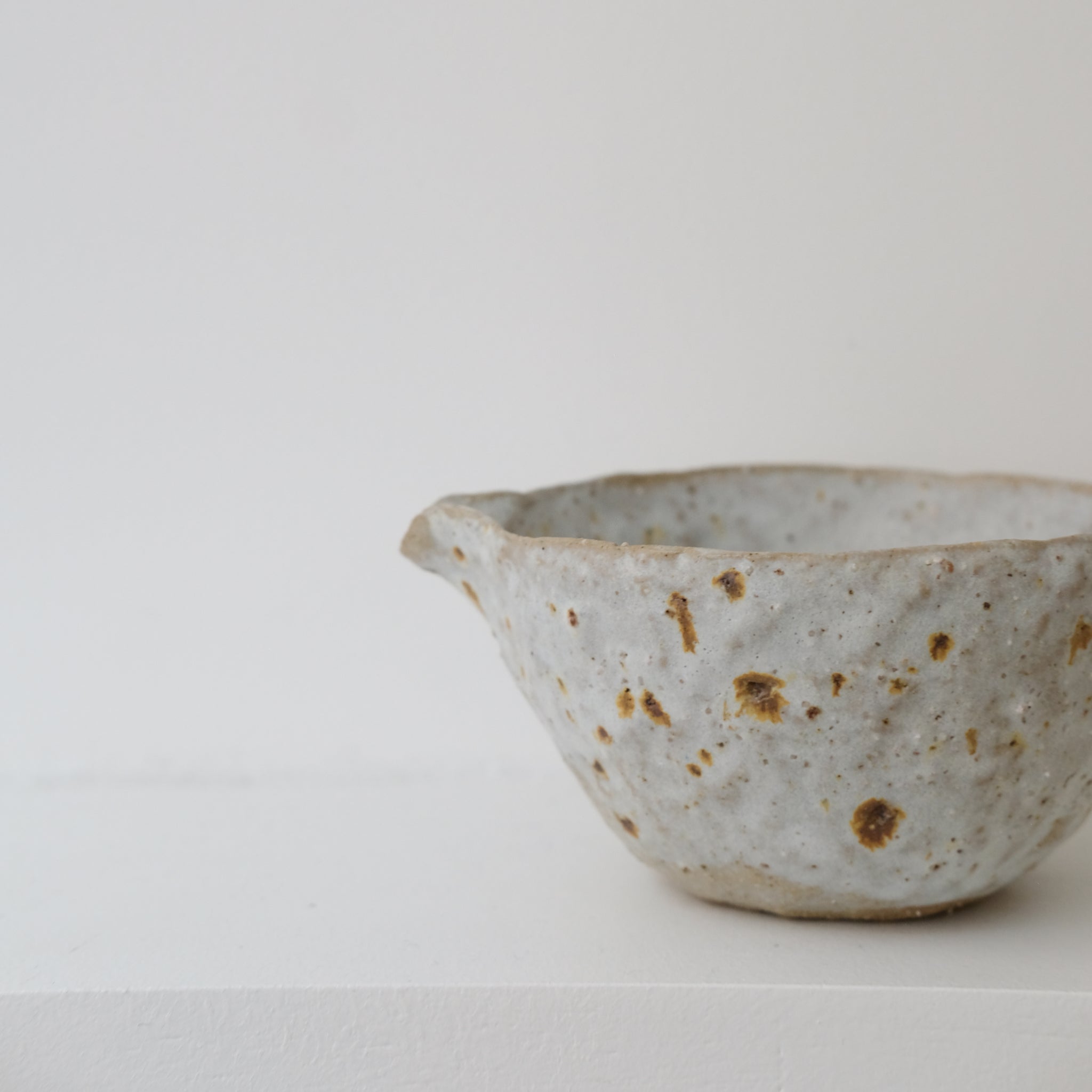 Verseuse 200ml en terre glanée par la céramiste Potry chez Brutal Ceramics