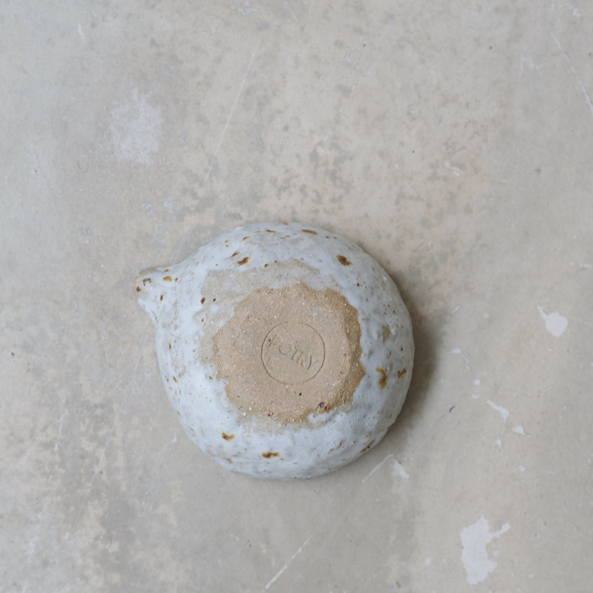 Verseuse 200ml en terre glanée par la céramiste Potry chez Brutal Ceramics