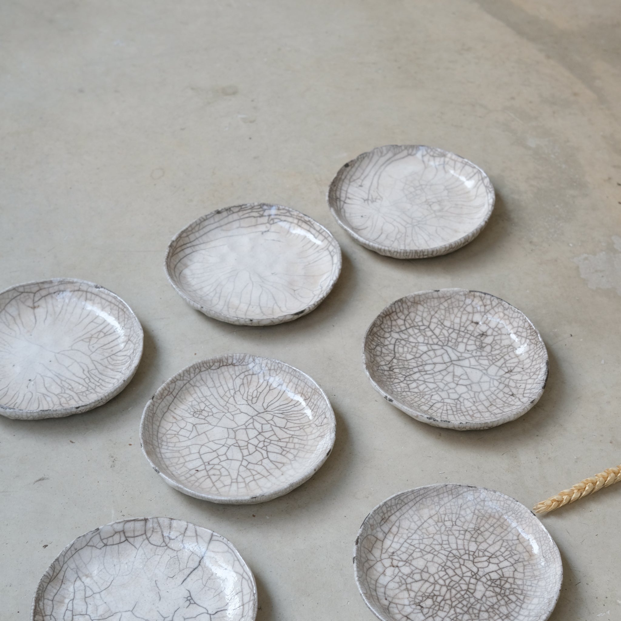 Assiette D16cm Raku en grès par la céramiste Potry chez Brutal Ceramics