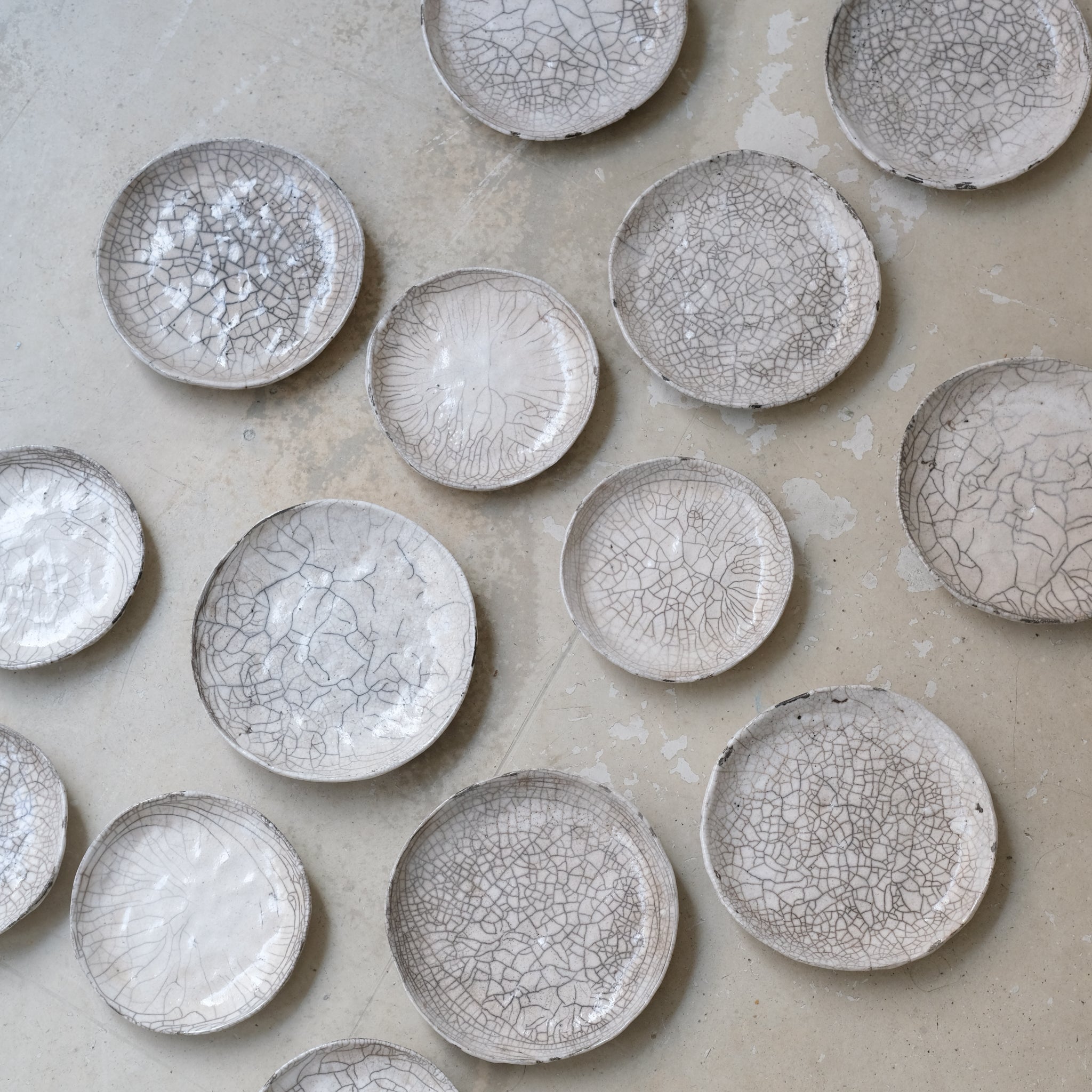 Assiette D16cm Raku en grès par la céramiste Potry chez Brutal Ceramics