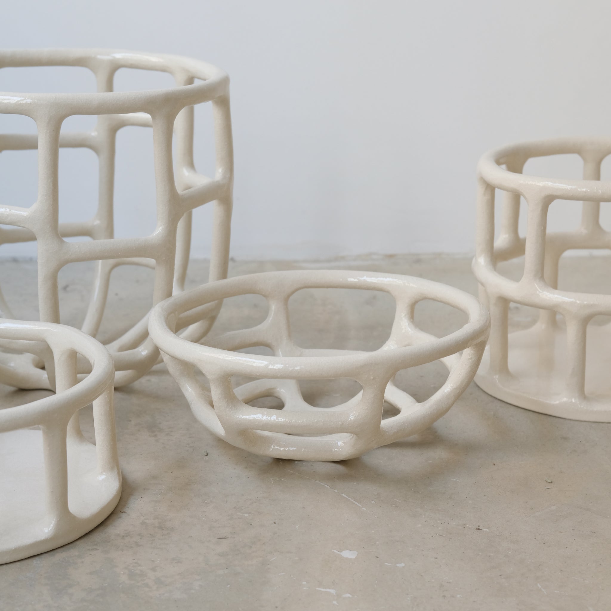 Corbeille en grès ronde H 10cm de Solenne Belloir chez Brutal Ceramics