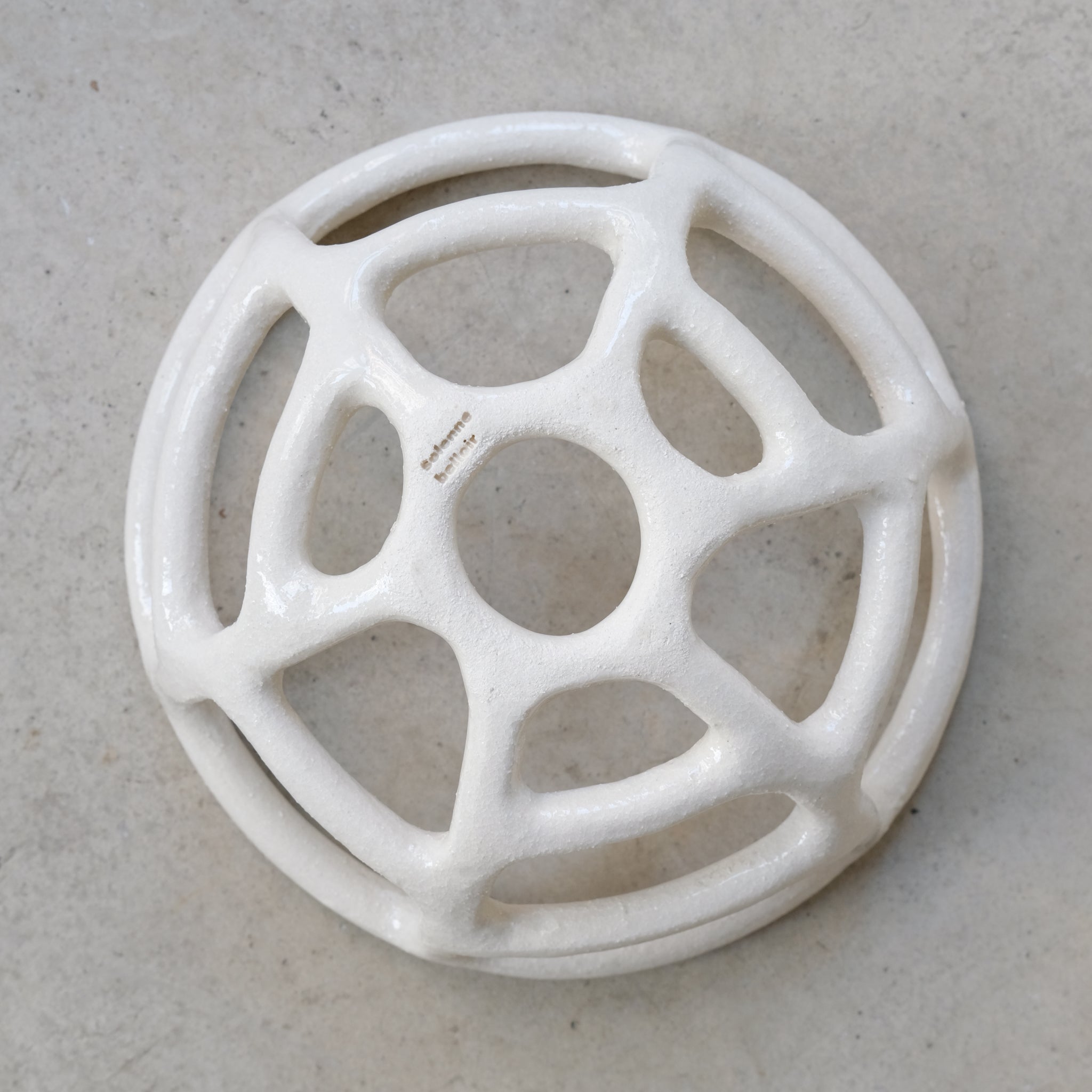 Corbeille en grès ronde H 10cm de Solenne Belloir chez Brutal Ceramics