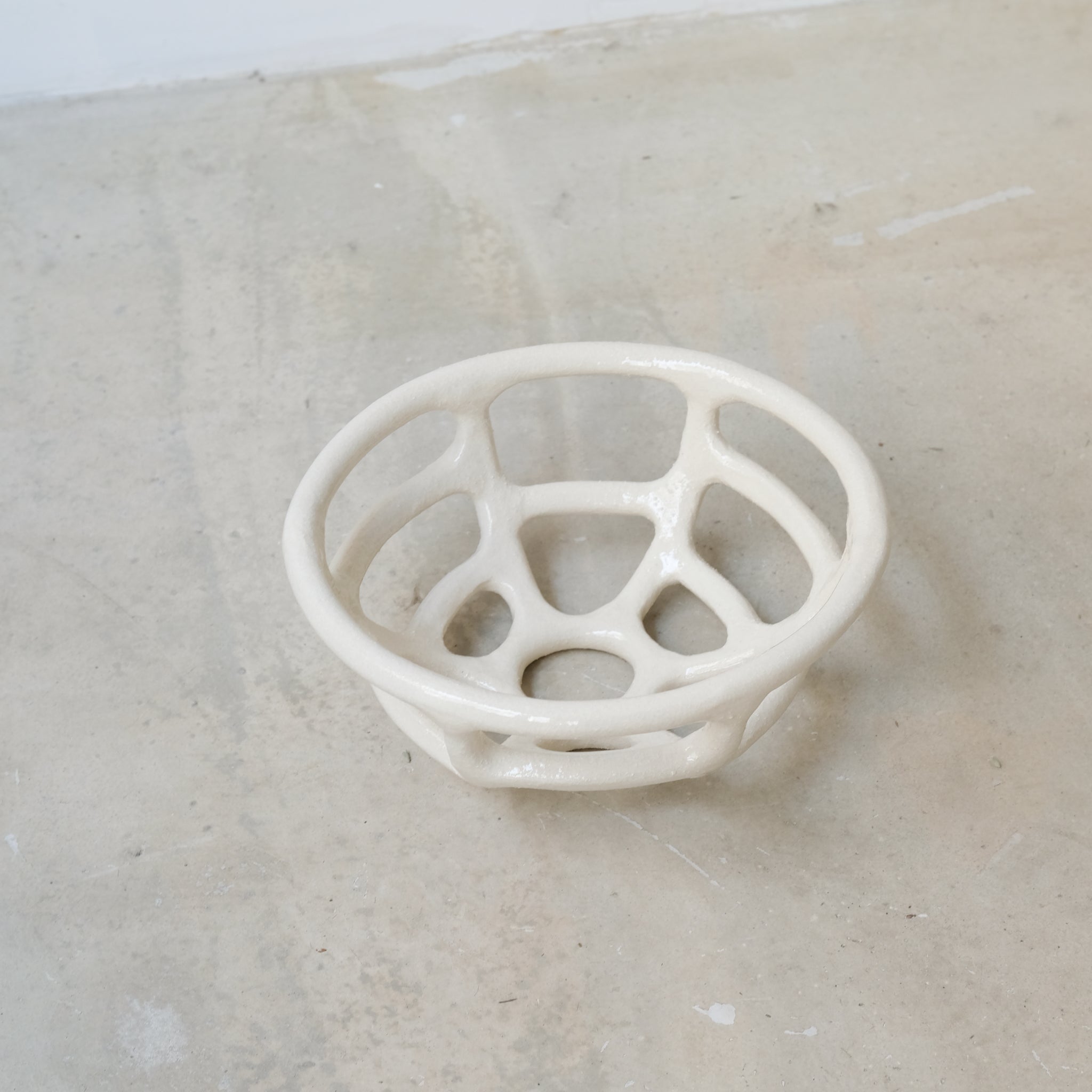 Corbeille en grès ronde H 10cm de Solenne Belloir chez Brutal Ceramics