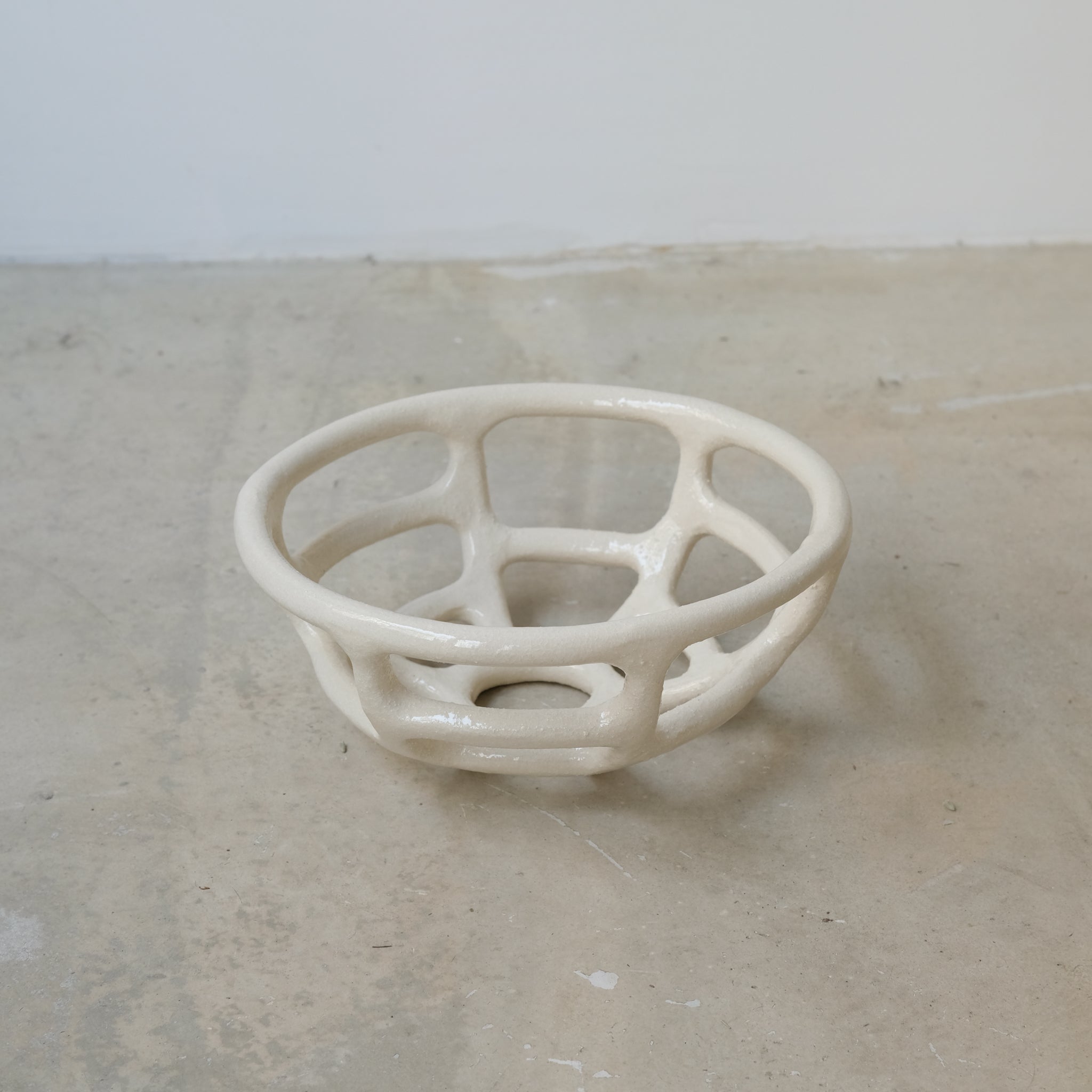 Corbeille en grès ronde H 10cm de Solenne Belloir chez Brutal Ceramics