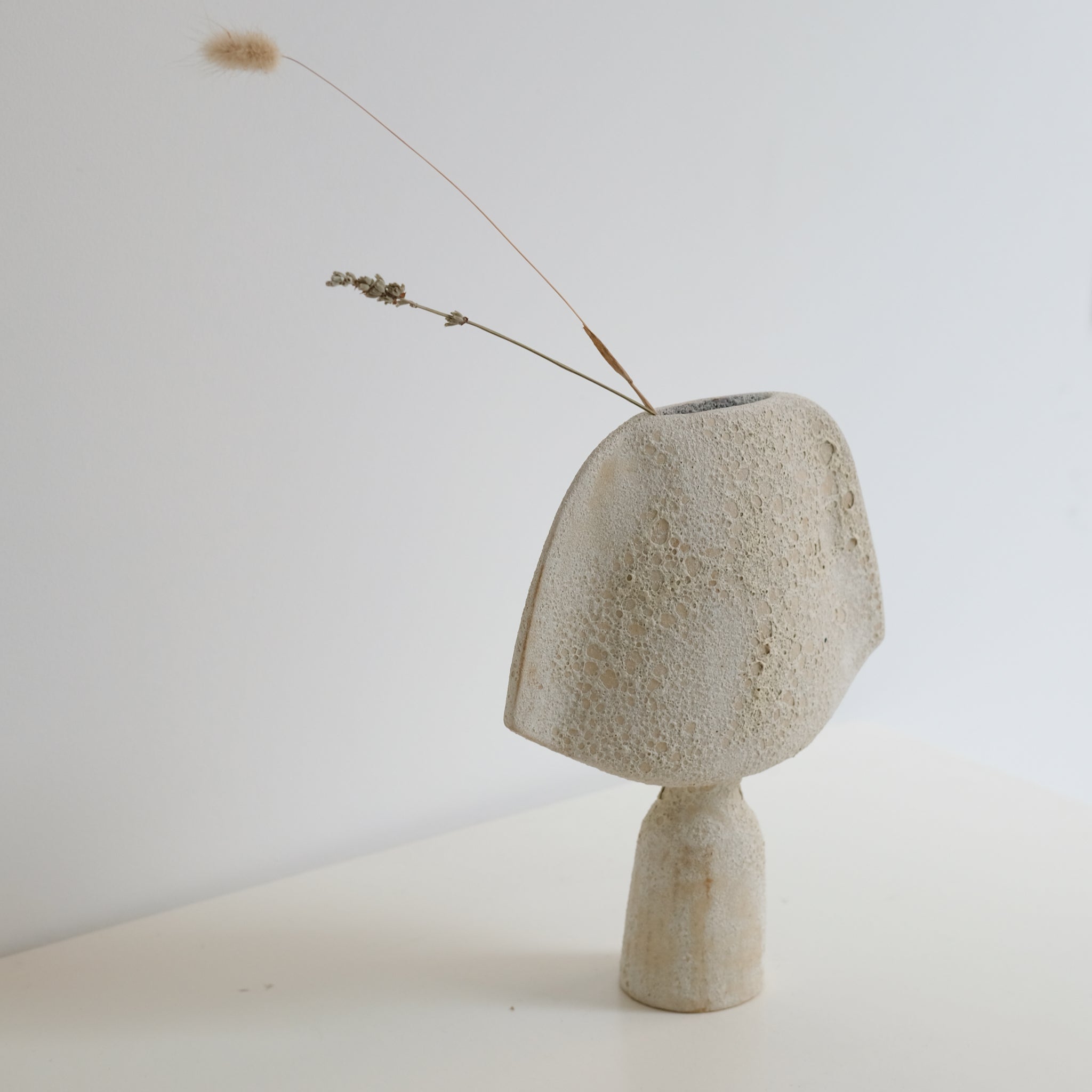Vase en grès H 25cm, effet cratère - beige de Sophie Vaidie chez Brutal Ceramics