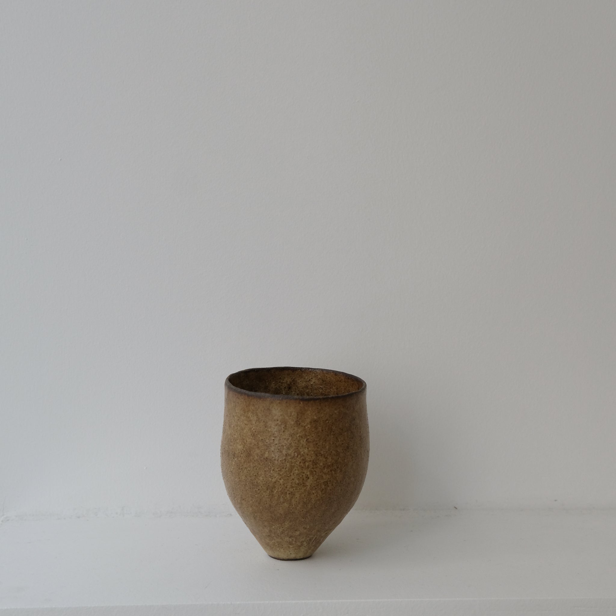 Tasse en grès noir 150ml / ocre de Sophie Vaidie chez Brutal Ceramics