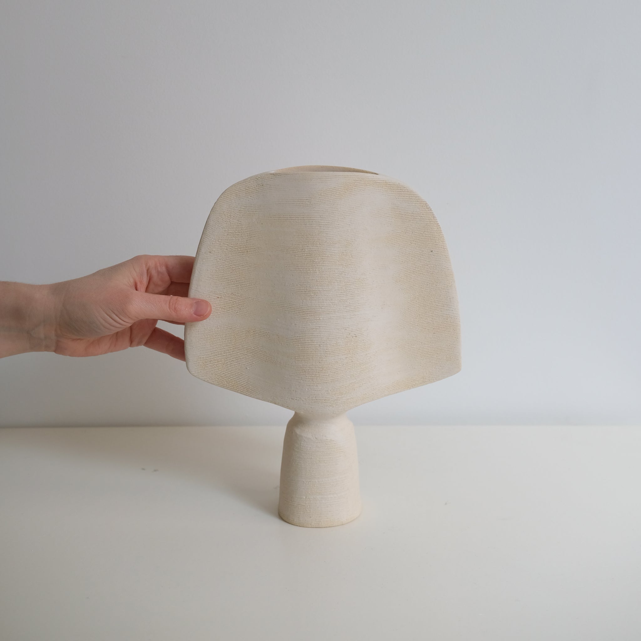 Vase en grès H 27cm, effet griffé - beige de Sophie Vaidie chez Brutal Ceramics