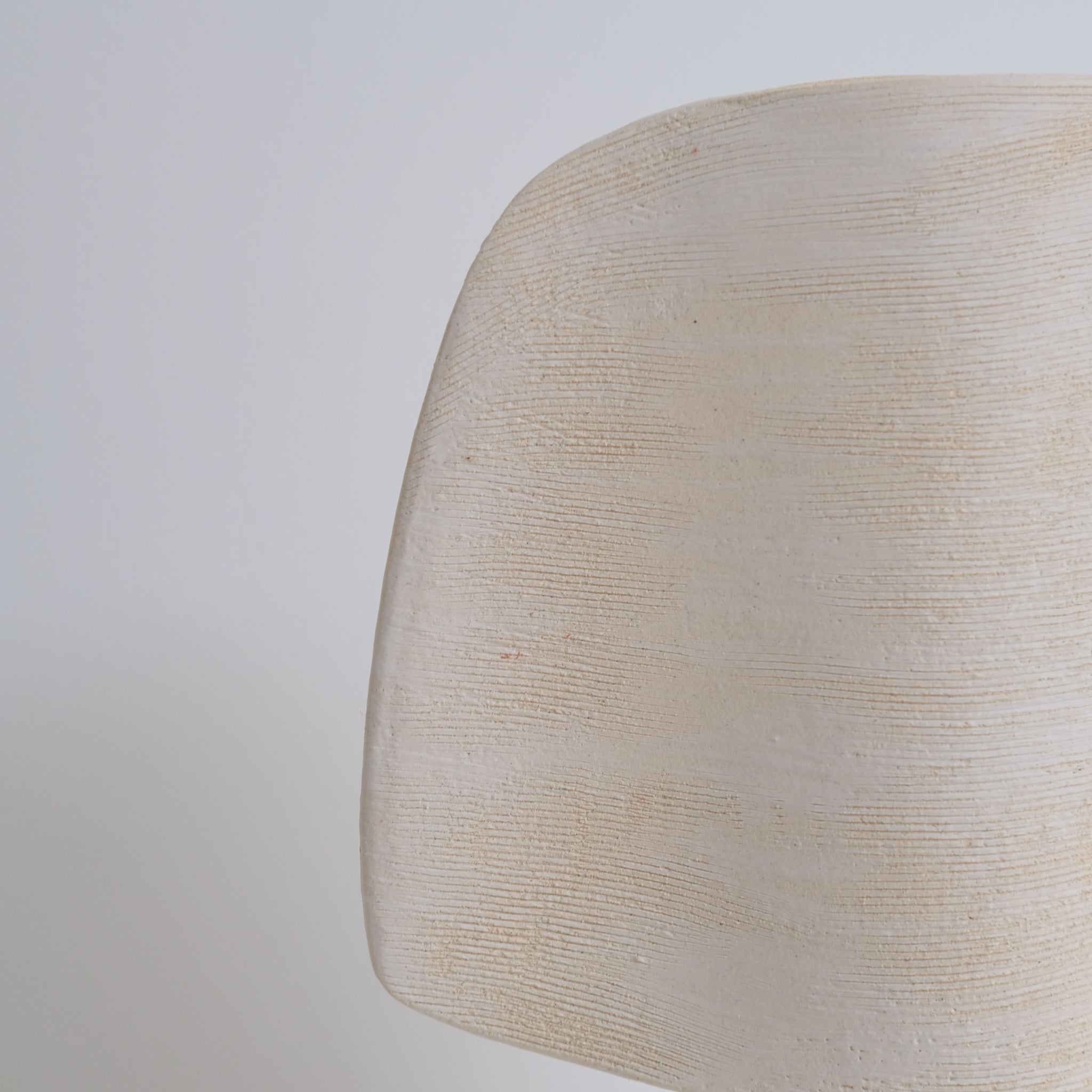 Vase en grès H 27cm, effet griffé - beige de Sophie Vaidie chez Brutal Ceramics