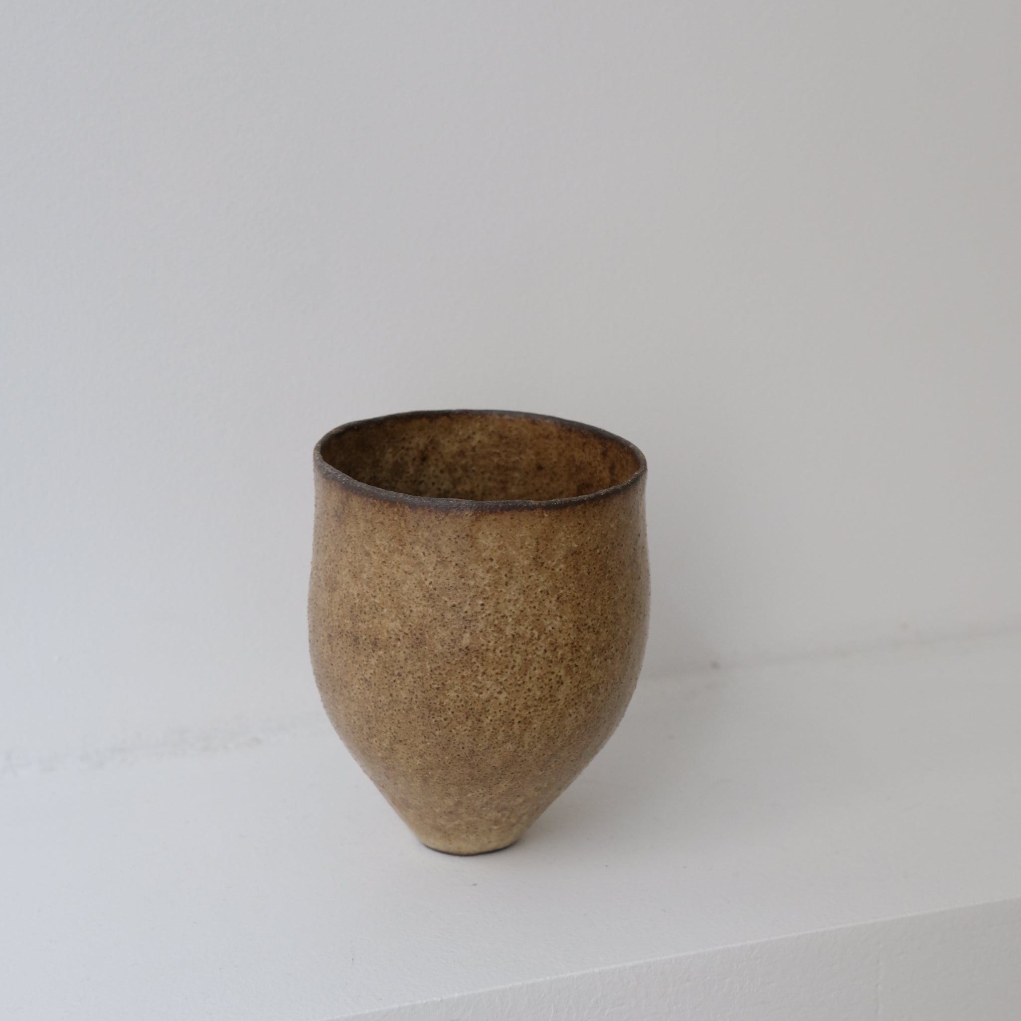 Tasse en grès noir 150ml / ocre de Sophie Vaidie chez Brutal Ceramics
