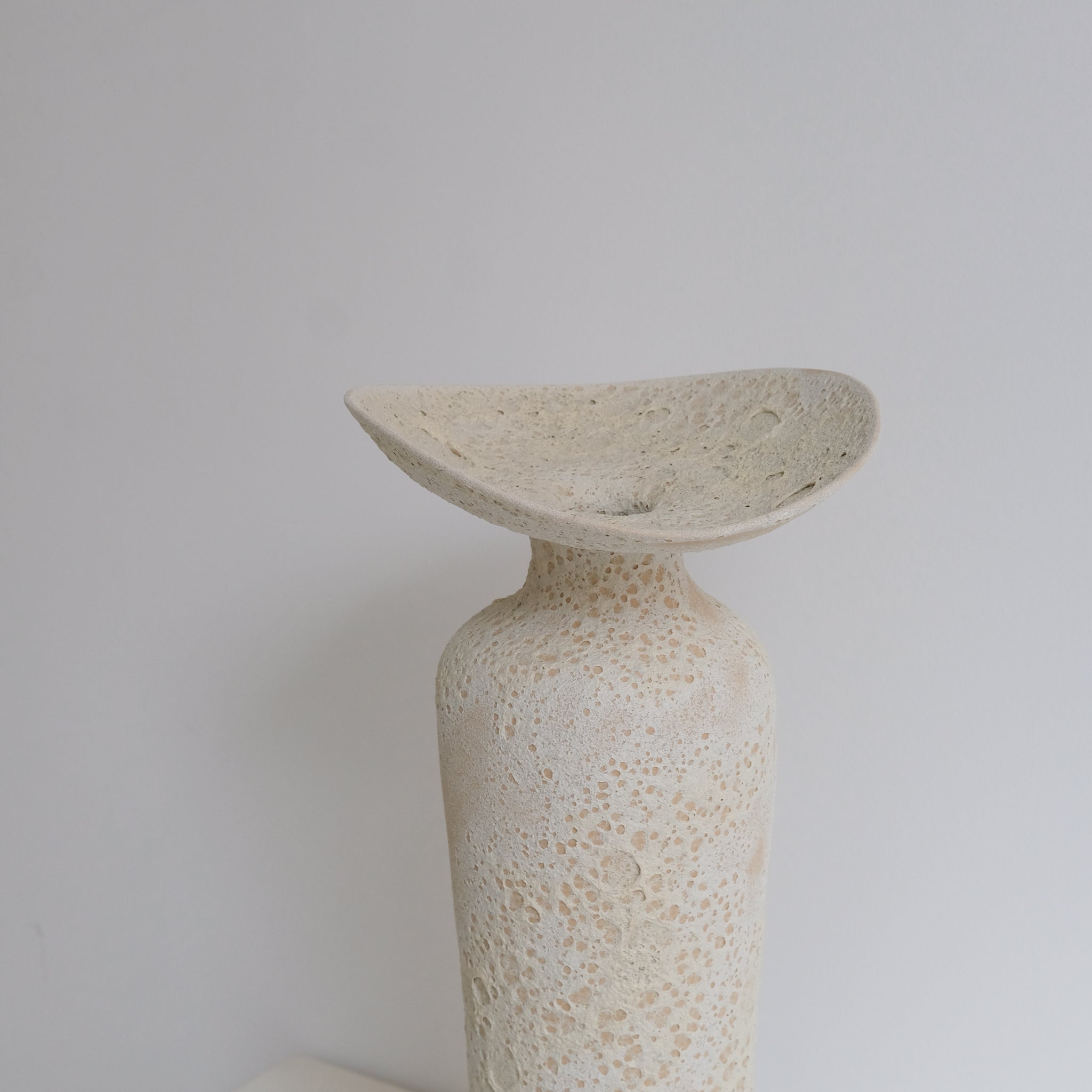 Vase en grès H 40cm, effet cratère de Sophie Vaidie chez Brutal Ceramics