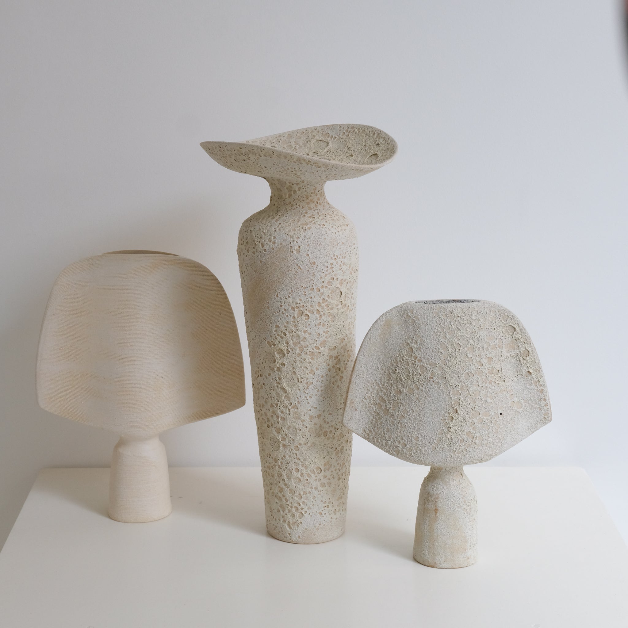 Vase en grès H 27cm, effet griffé - beige de Sophie Vaidie chez Brutal Ceramics